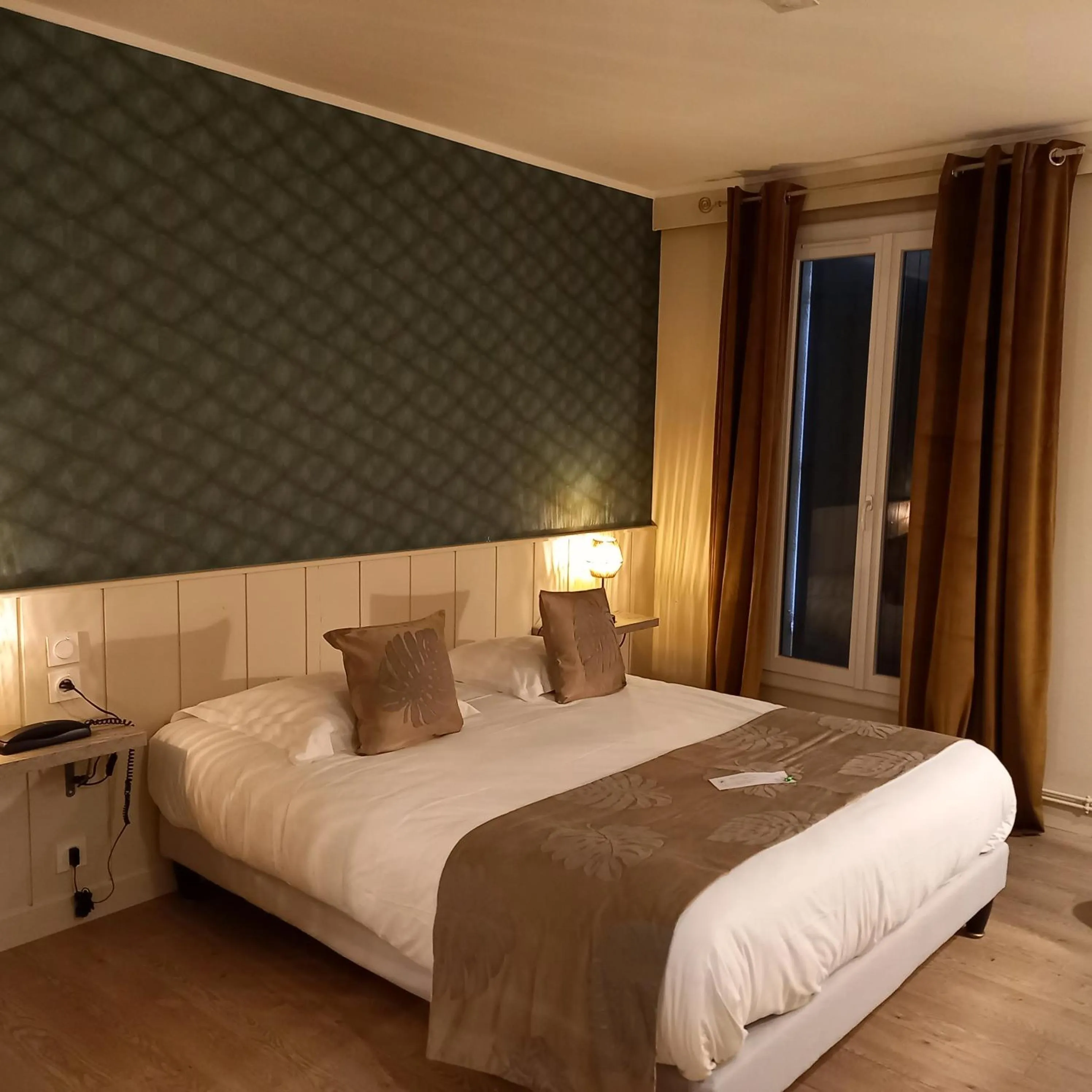 Bedroom, Bed in Domaine de l'Echassier, The Originals Relais