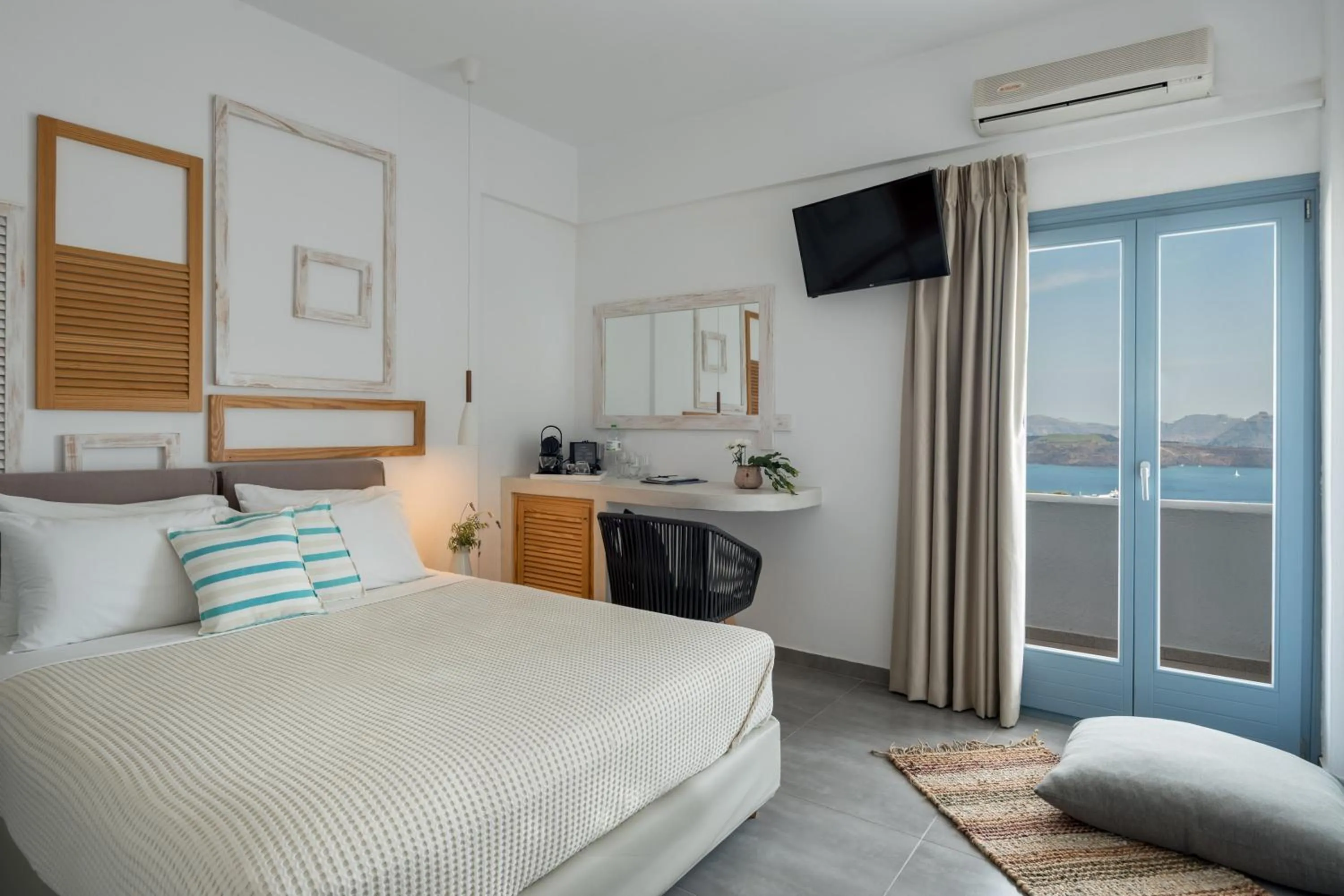 Photo of the whole room, Bed in Caldera Romantica Hotel