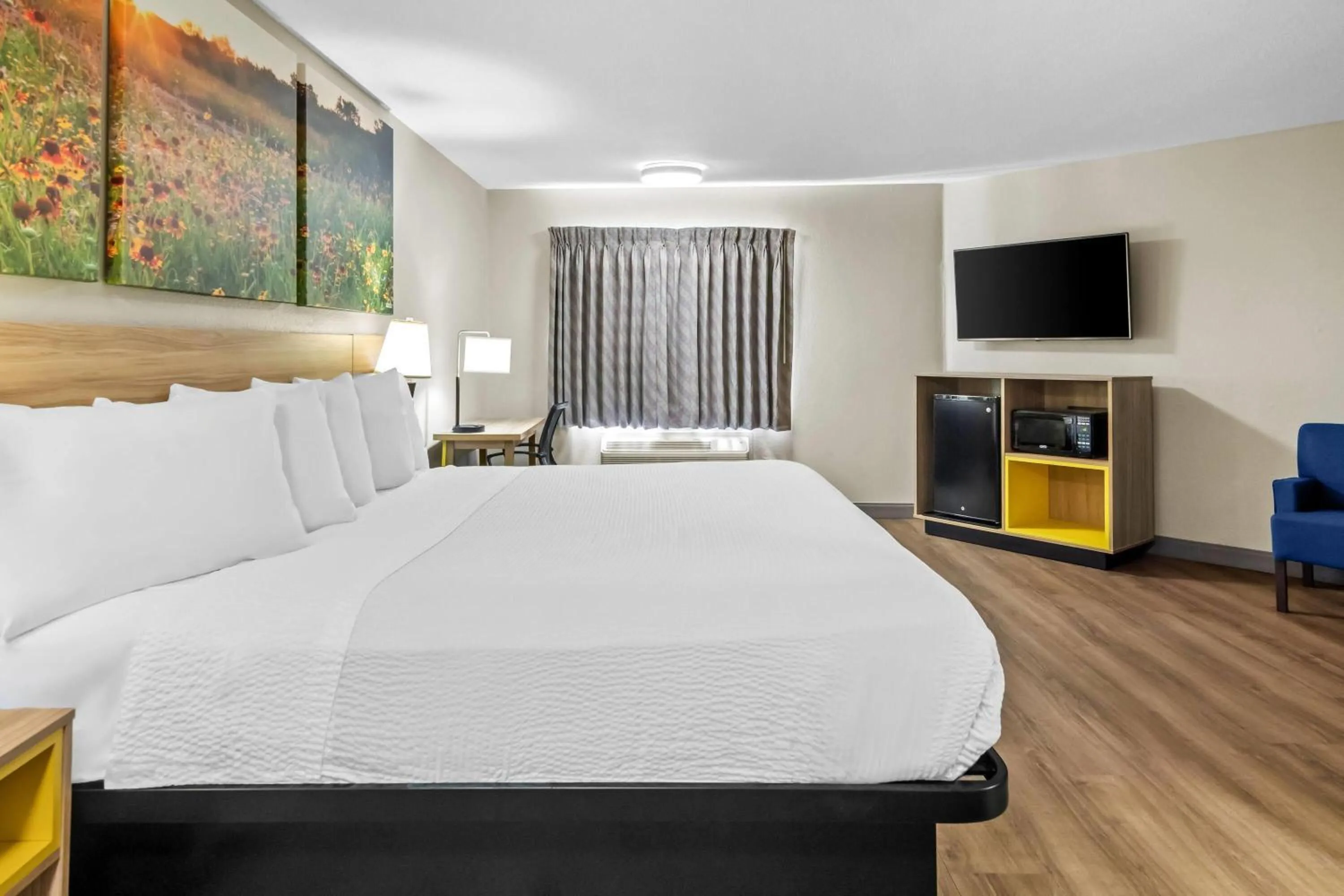 Photo of the whole room, Bed in Days Inn & Suites by Wyndham DeSoto