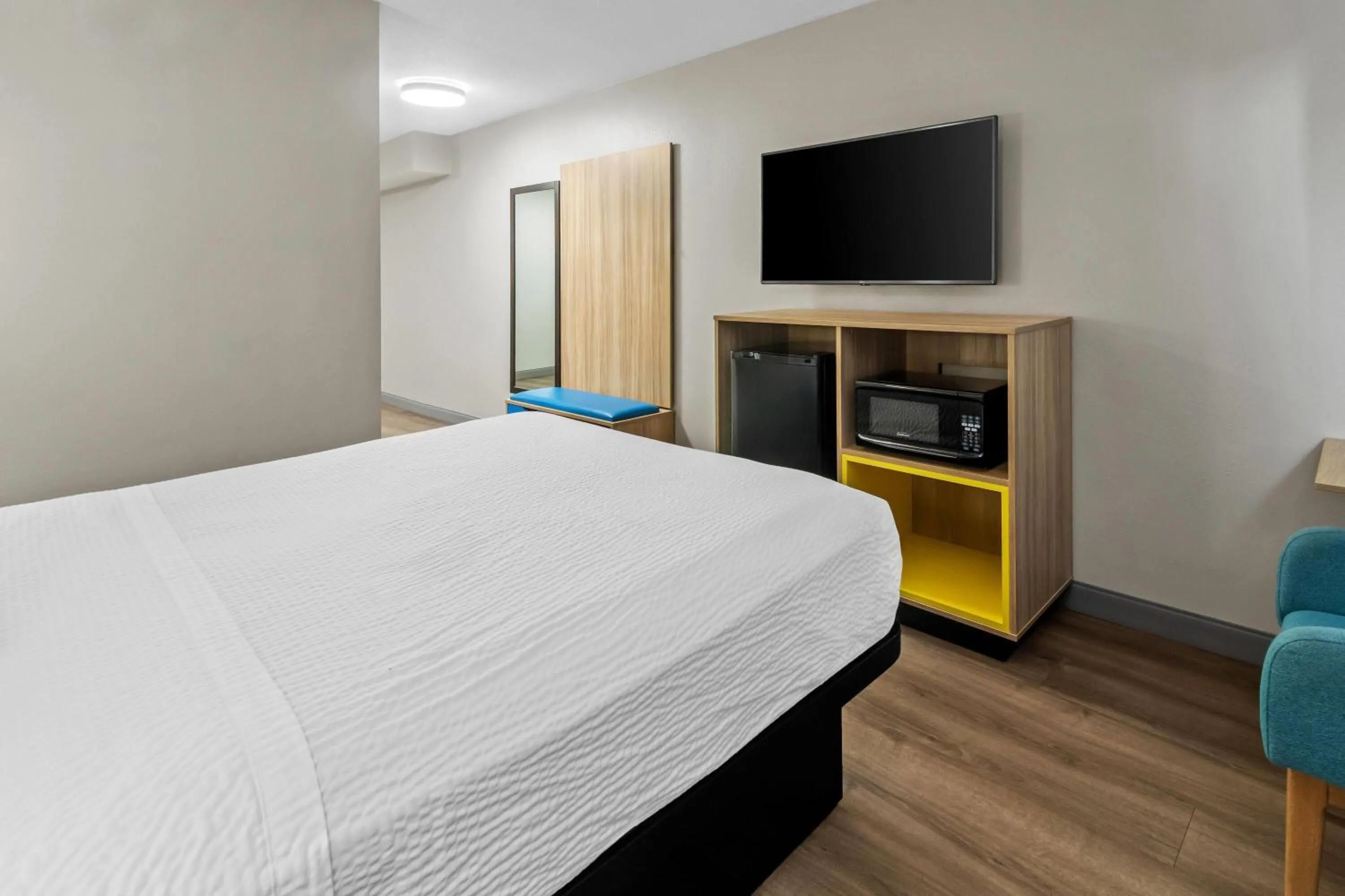 Bed in Days Inn & Suites by Wyndham DeSoto