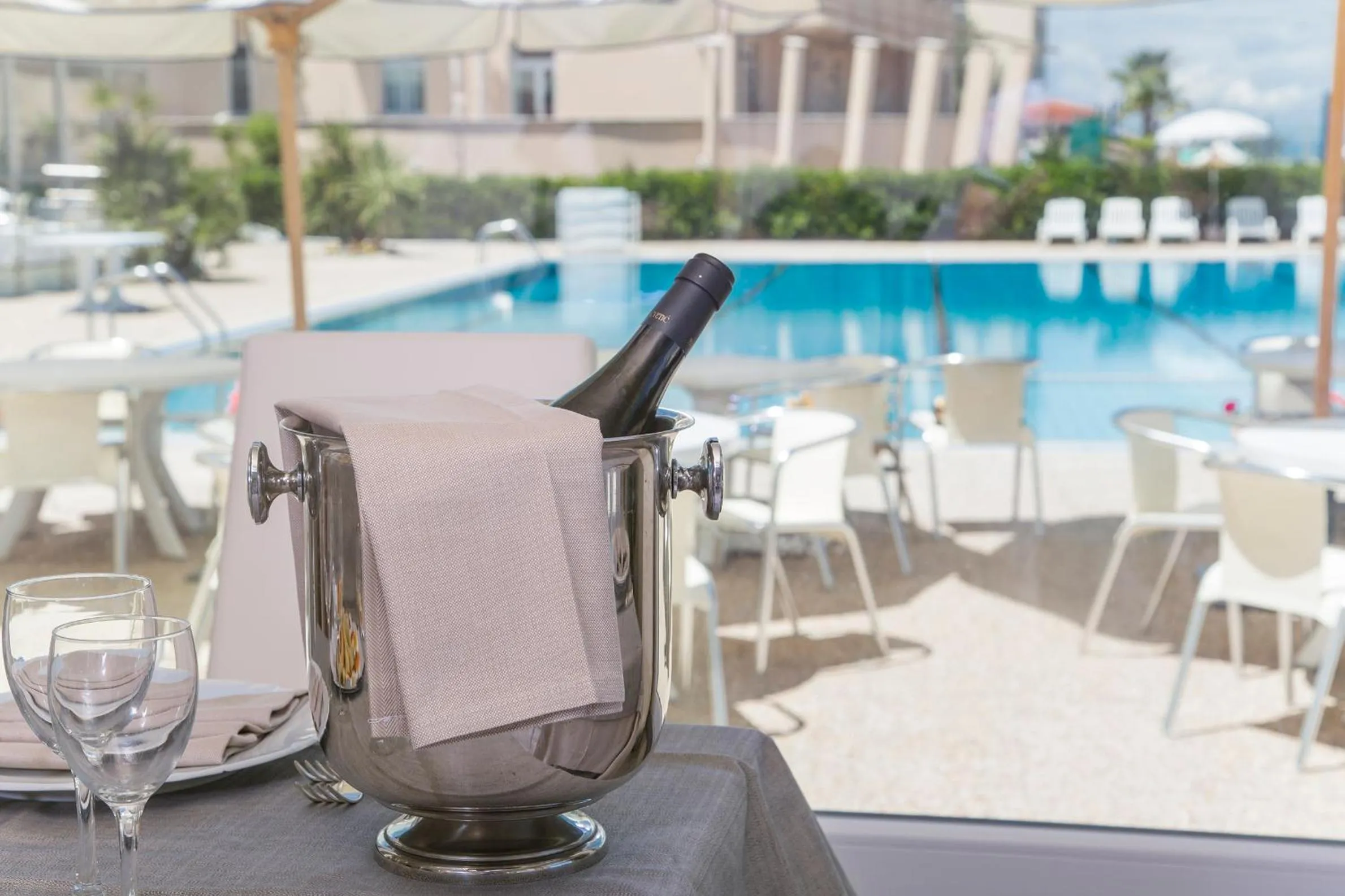 Restaurant/places to eat in Hotel Mara