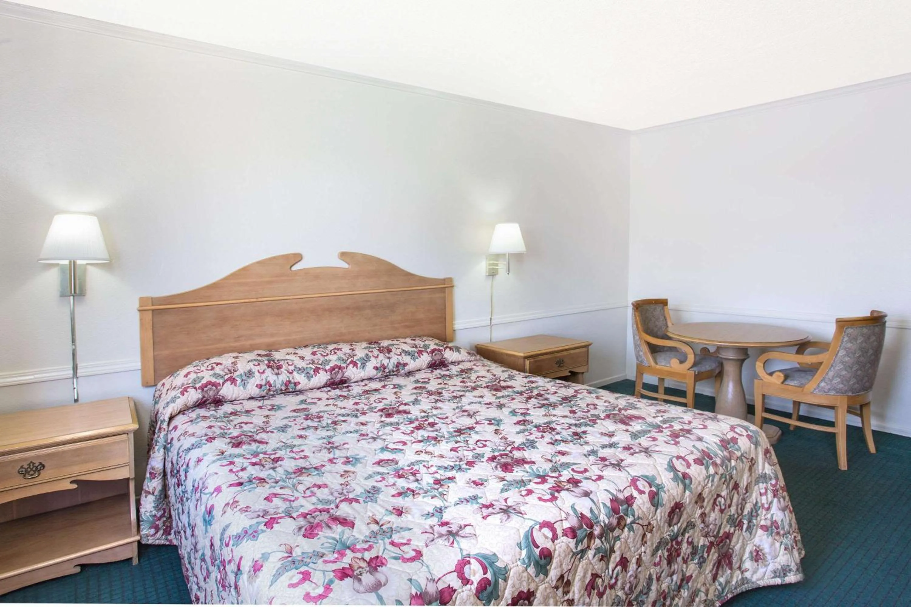 Photo of the whole room in Knights Inn Pico Rivera