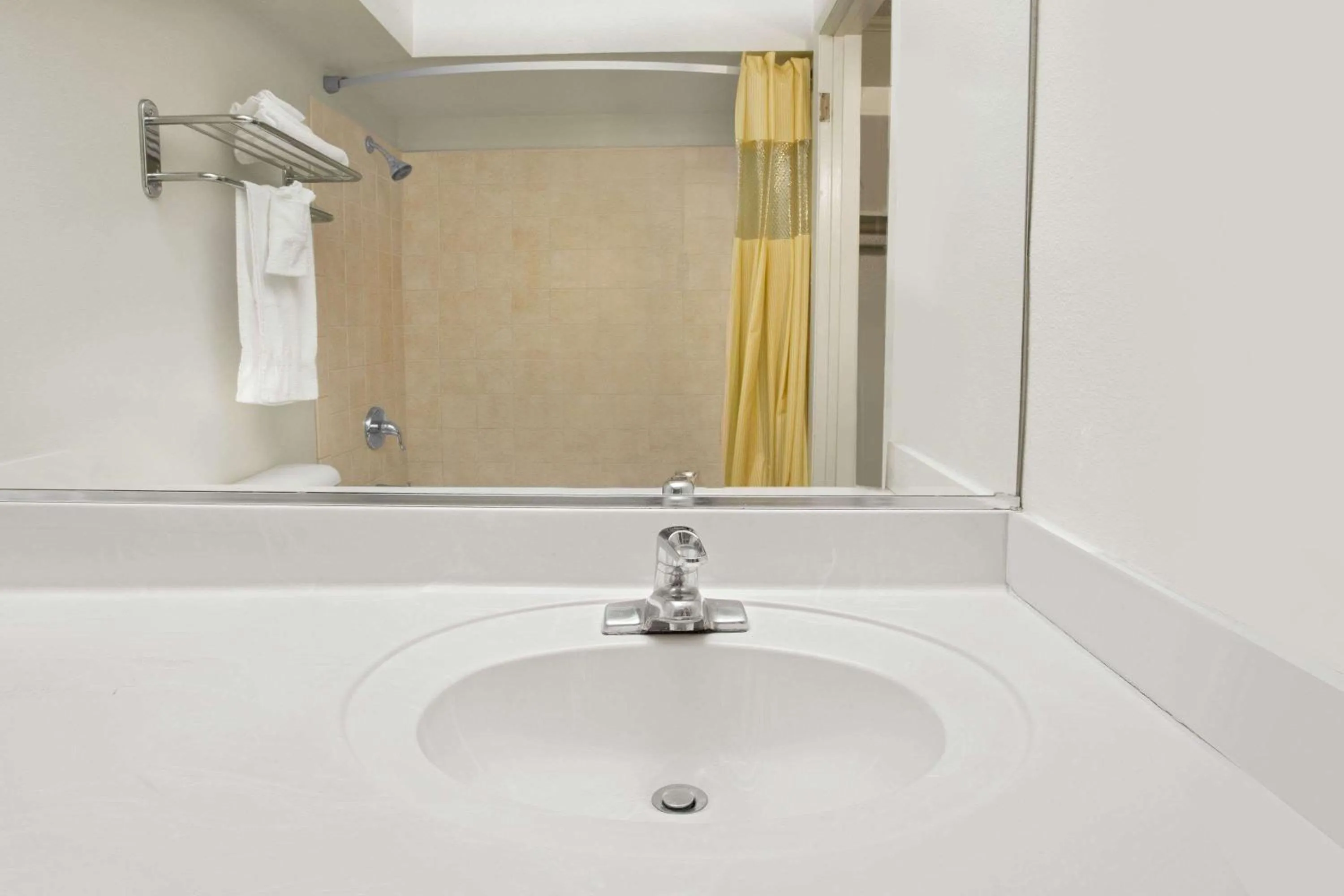 Photo of the whole room, Bathroom in Knights Inn Pico Rivera