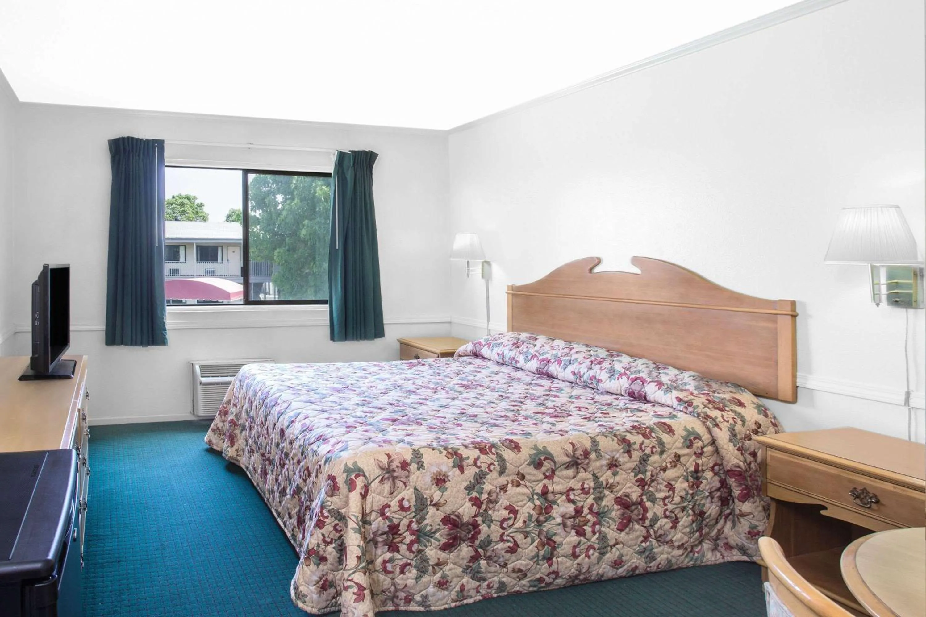 Photo of the whole room in Knights Inn Pico Rivera