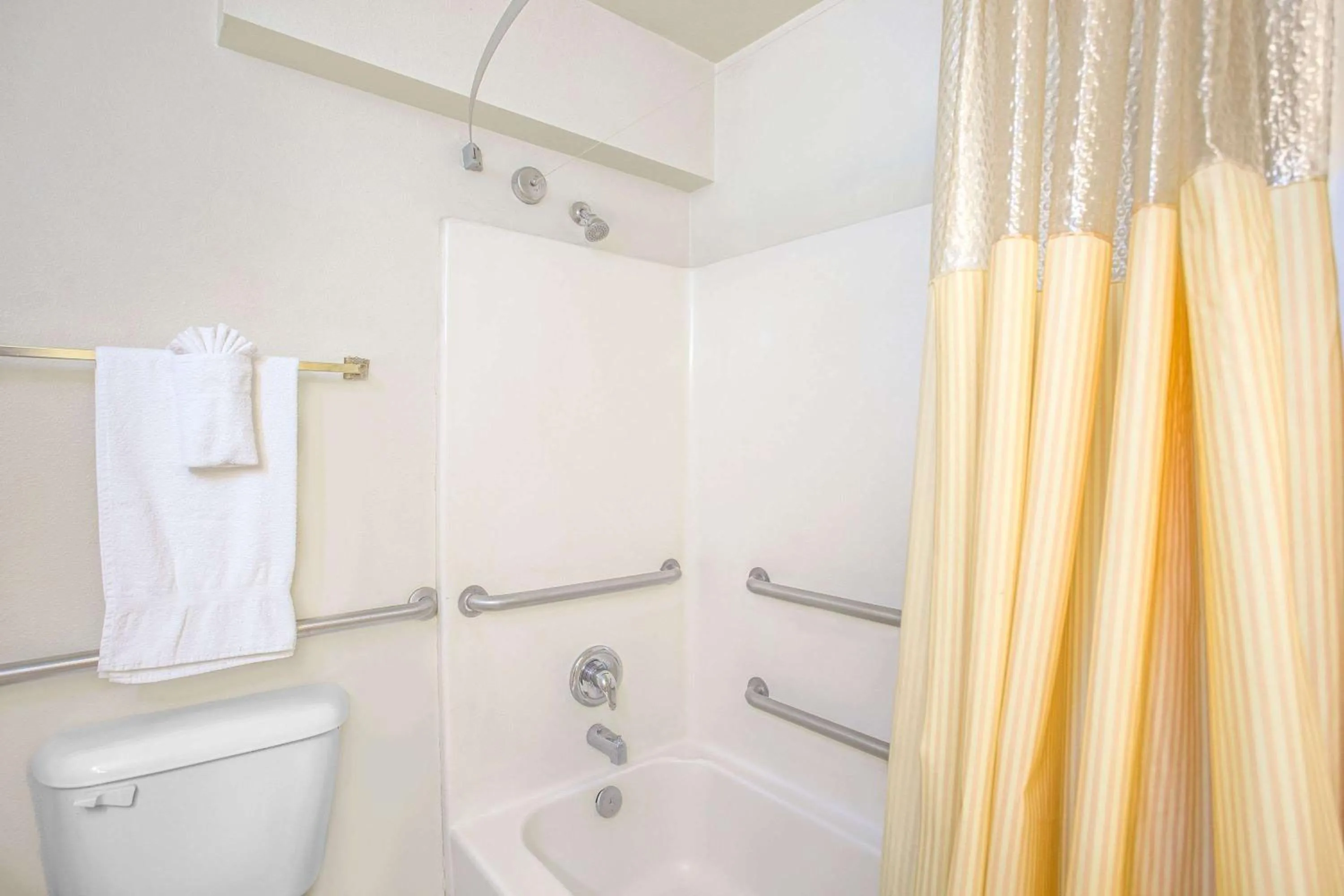 Photo of the whole room, Bathroom in Knights Inn Pico Rivera