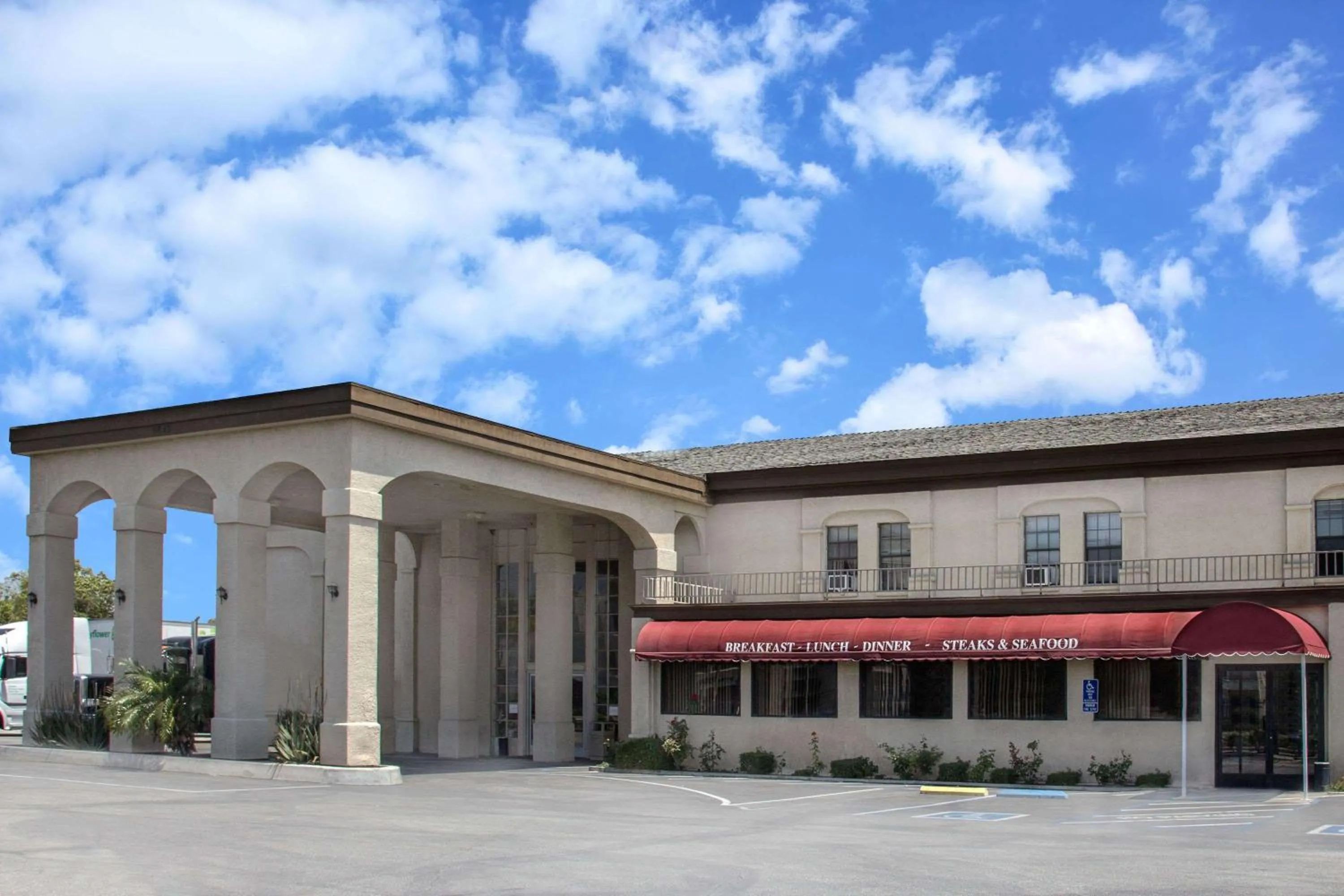 Property Building in Knights Inn Pico Rivera