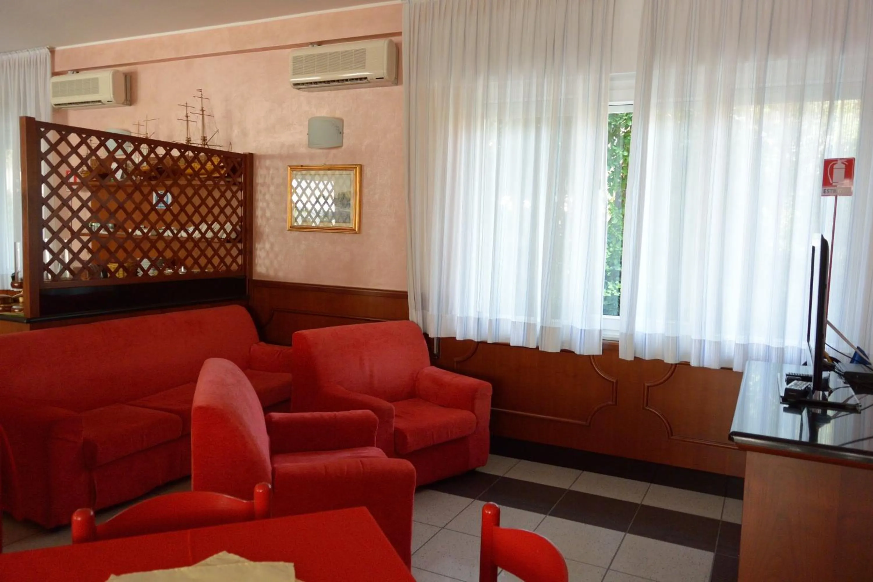 Communal lounge/ TV room in Hotel Paris