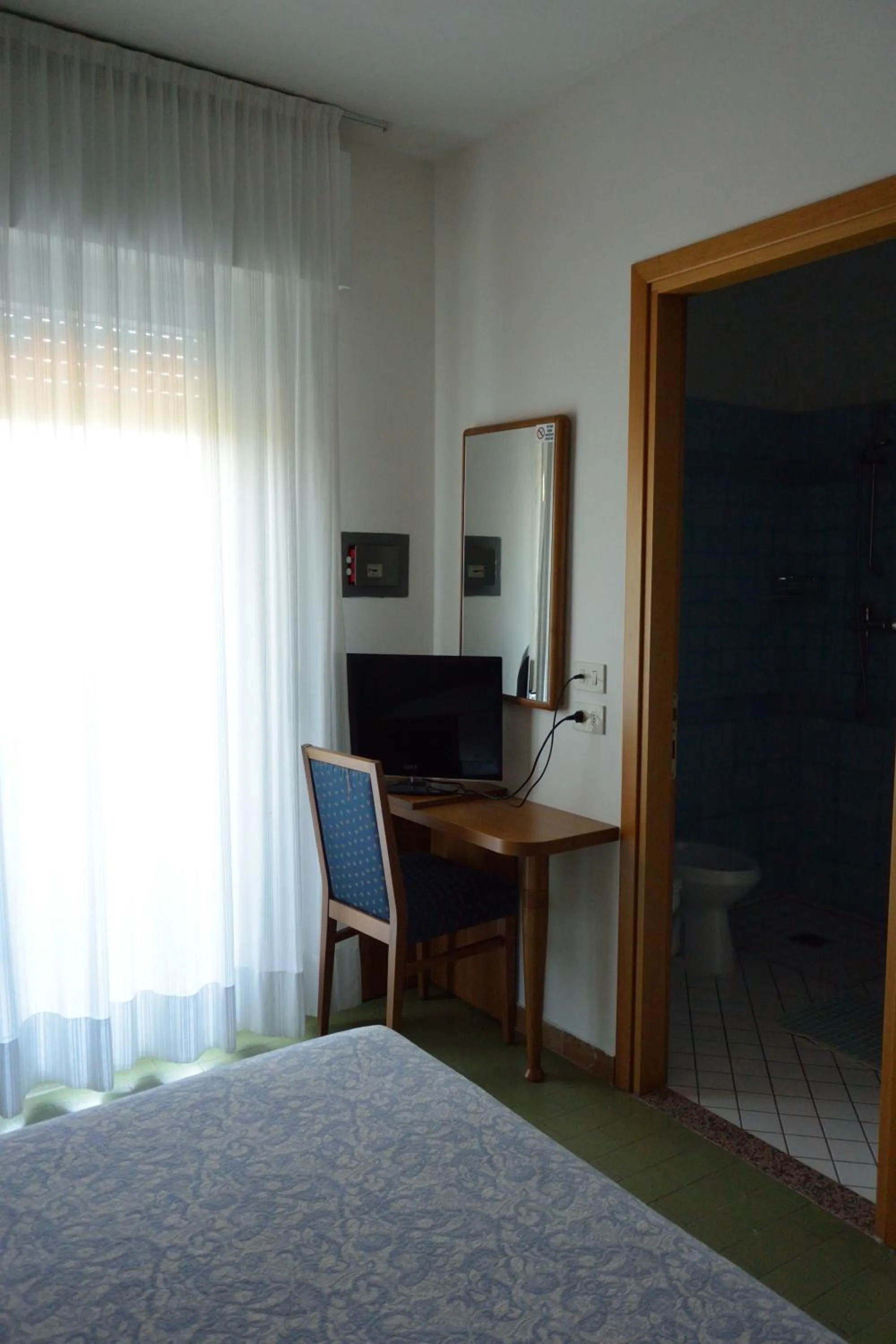 Photo of the whole room, Bed in Hotel Paris