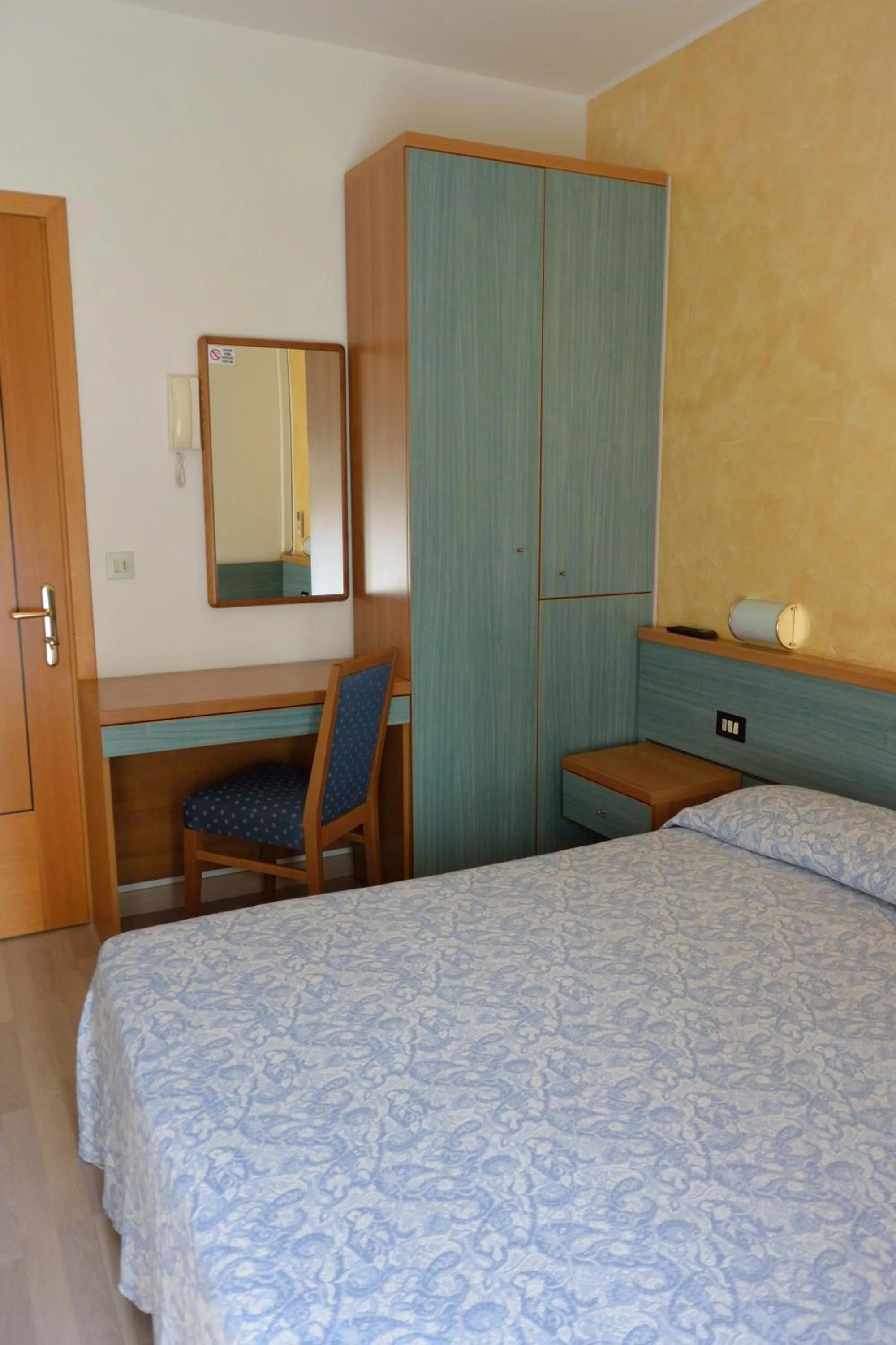 Photo of the whole room, Bed in Hotel Paris