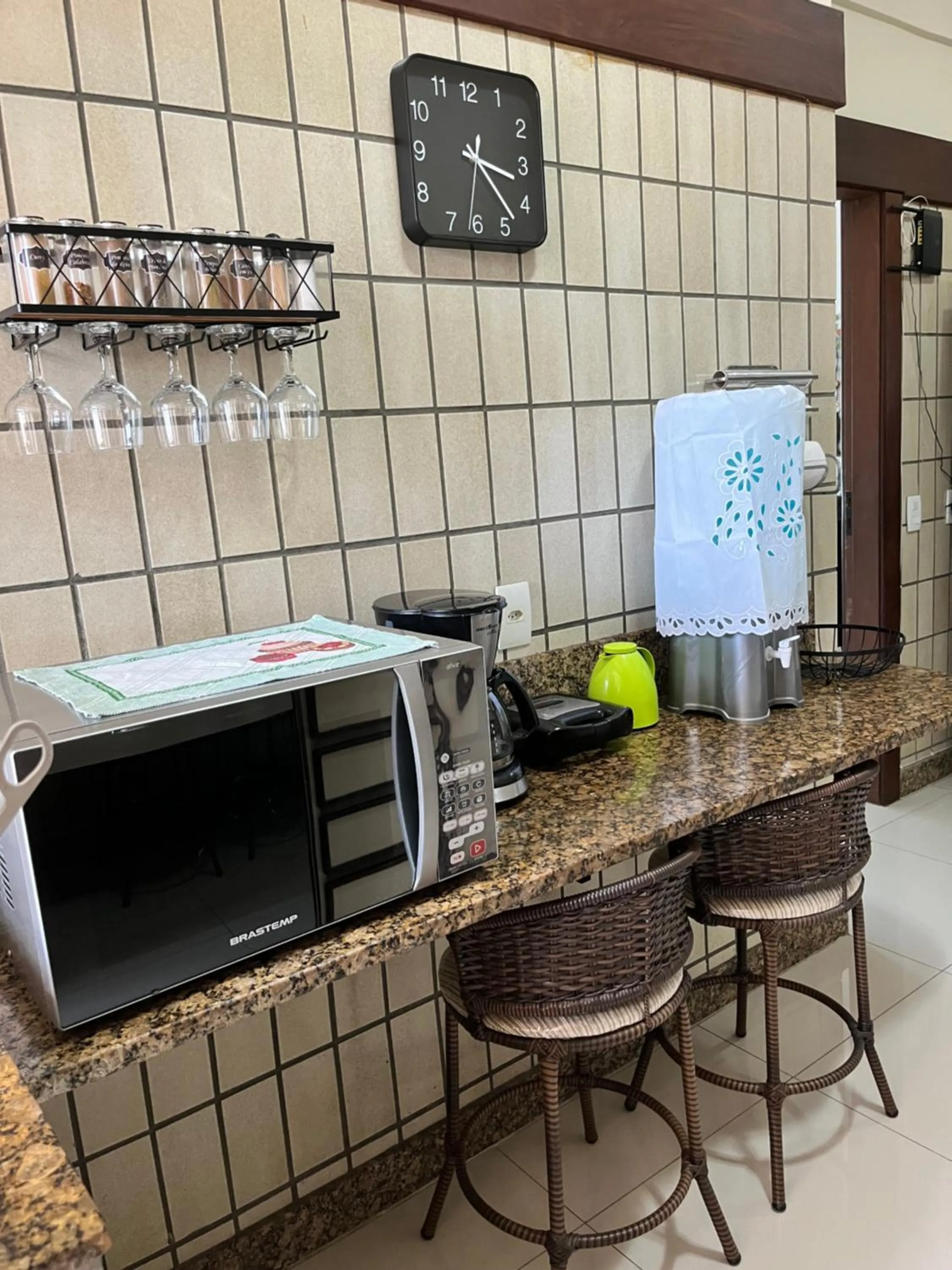 kitchen in Maravilhoso Apto na Praia do Forte Wi-Fi 600 MB