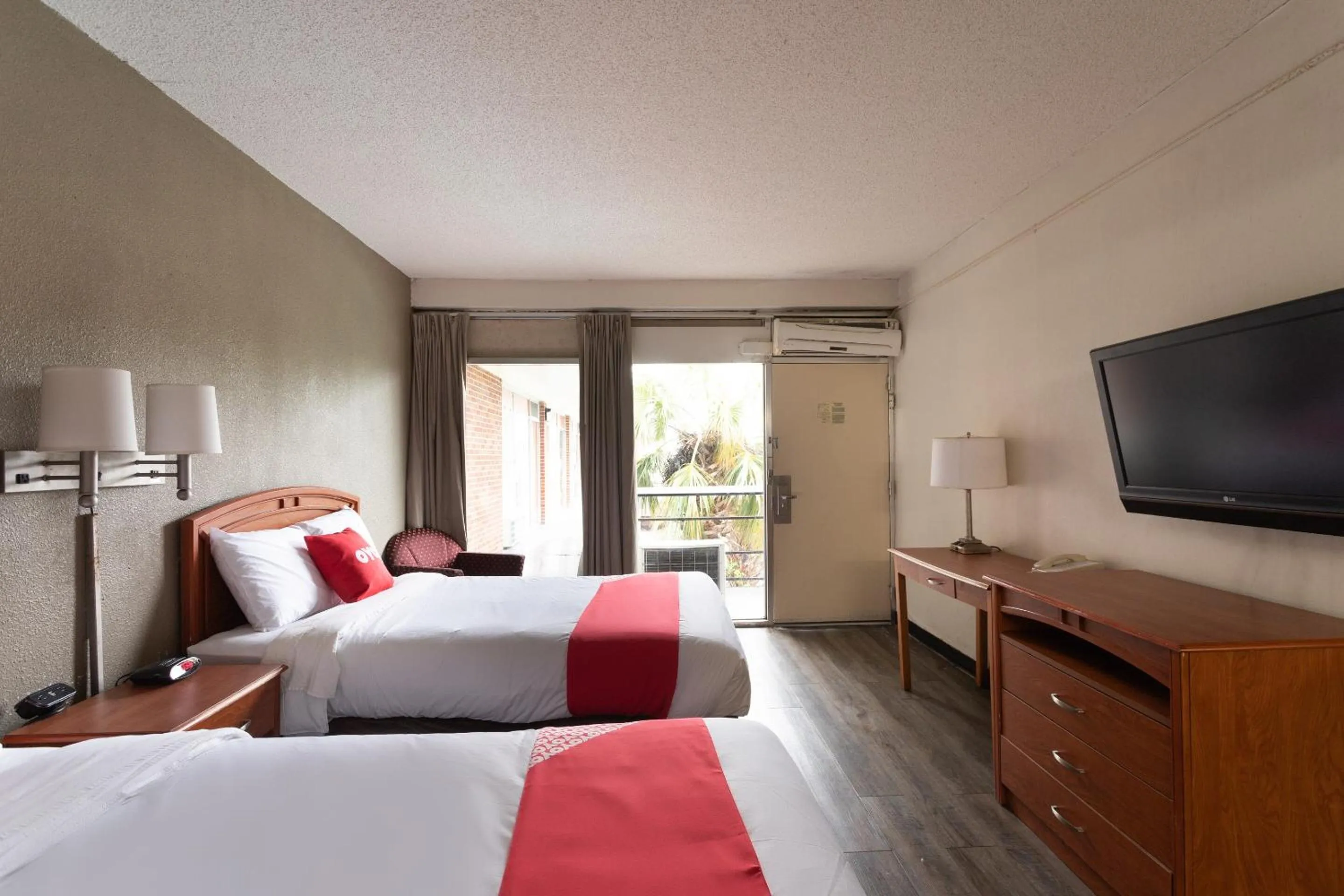 Bedroom, Bed in OYO Hotel Sumter SC Downtown