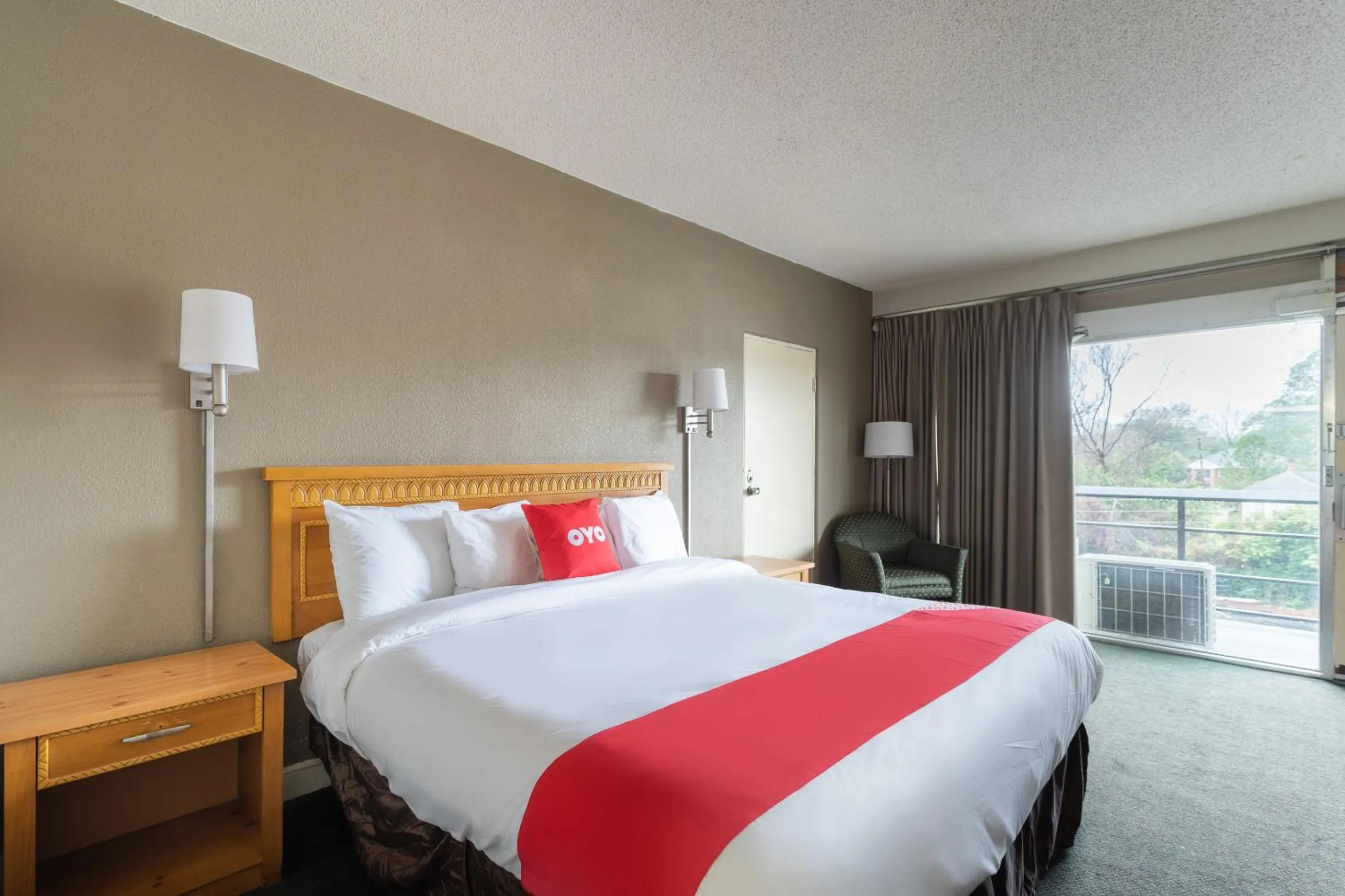 Bedroom, Bed in OYO Hotel Sumter SC Downtown