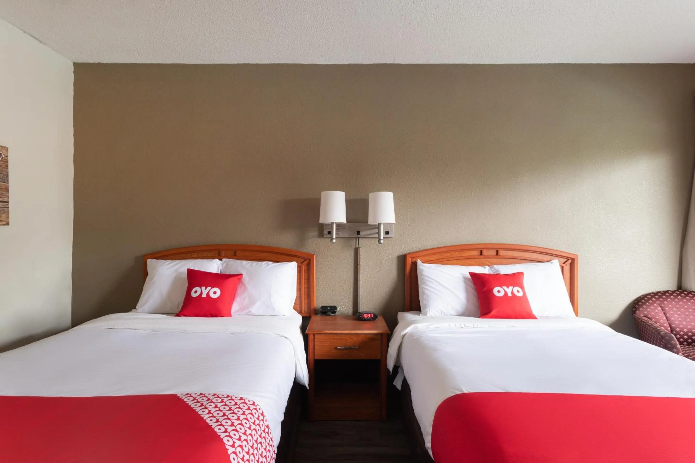 Bedroom, Bed in OYO Hotel Sumter SC Downtown