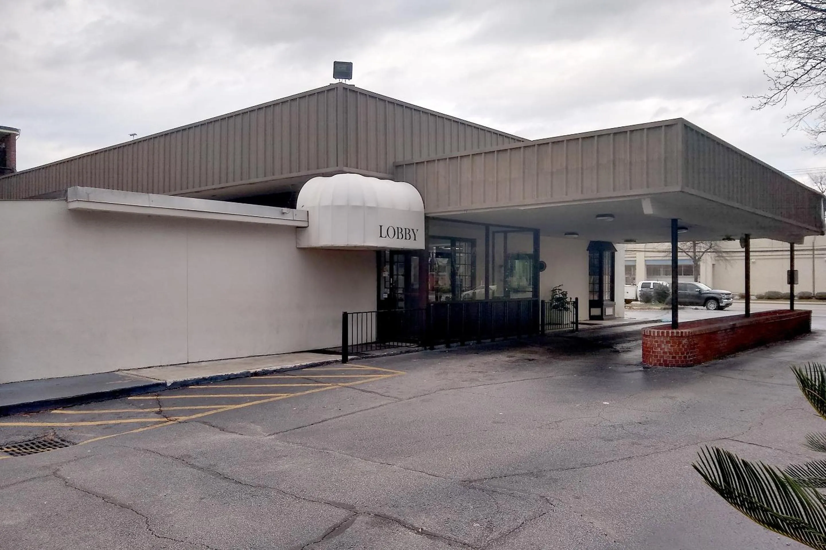 Facade/entrance in OYO Hotel Sumter SC Downtown