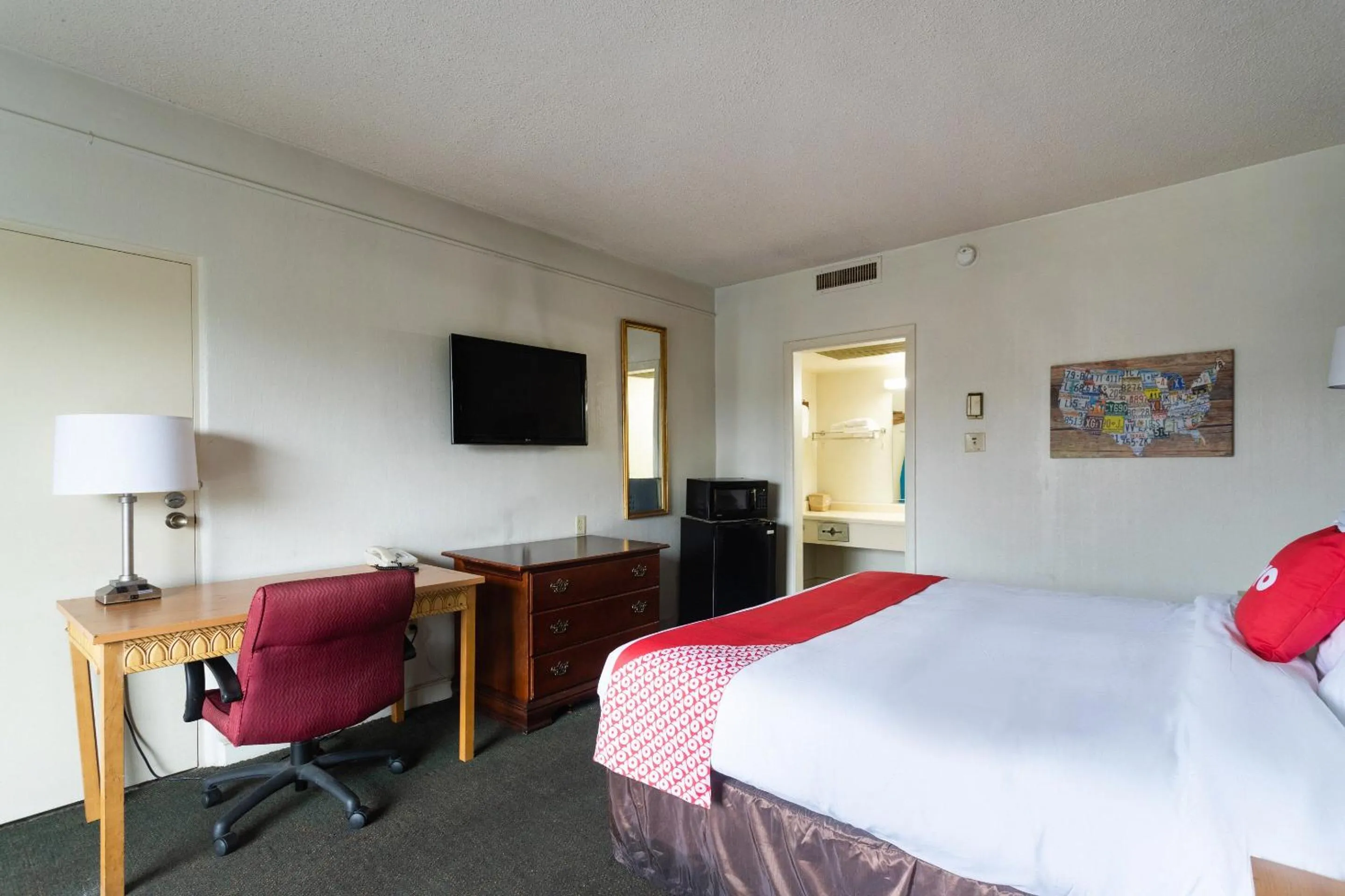 Bedroom, Bed in OYO Hotel Sumter SC Downtown