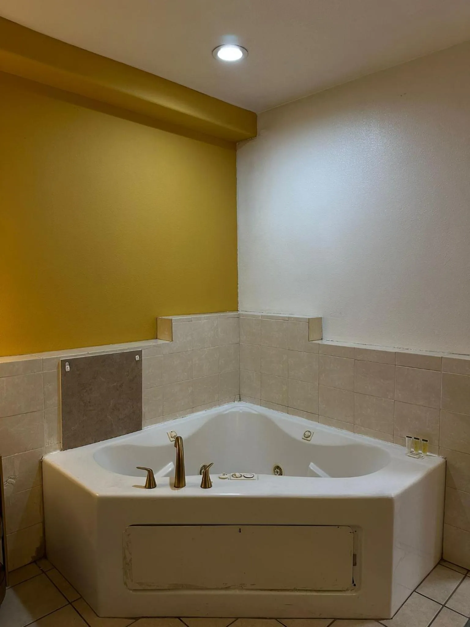 Howard Johnson by Wyndham Bakersfield