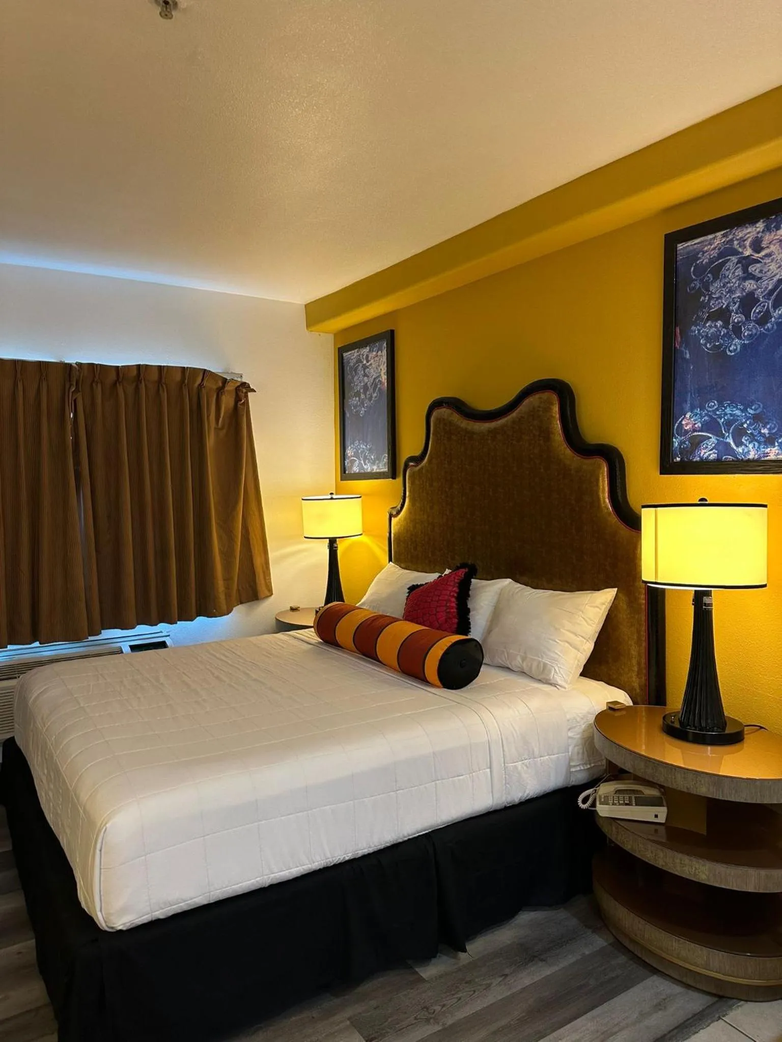 Bed in Howard Johnson by Wyndham Bakersfield