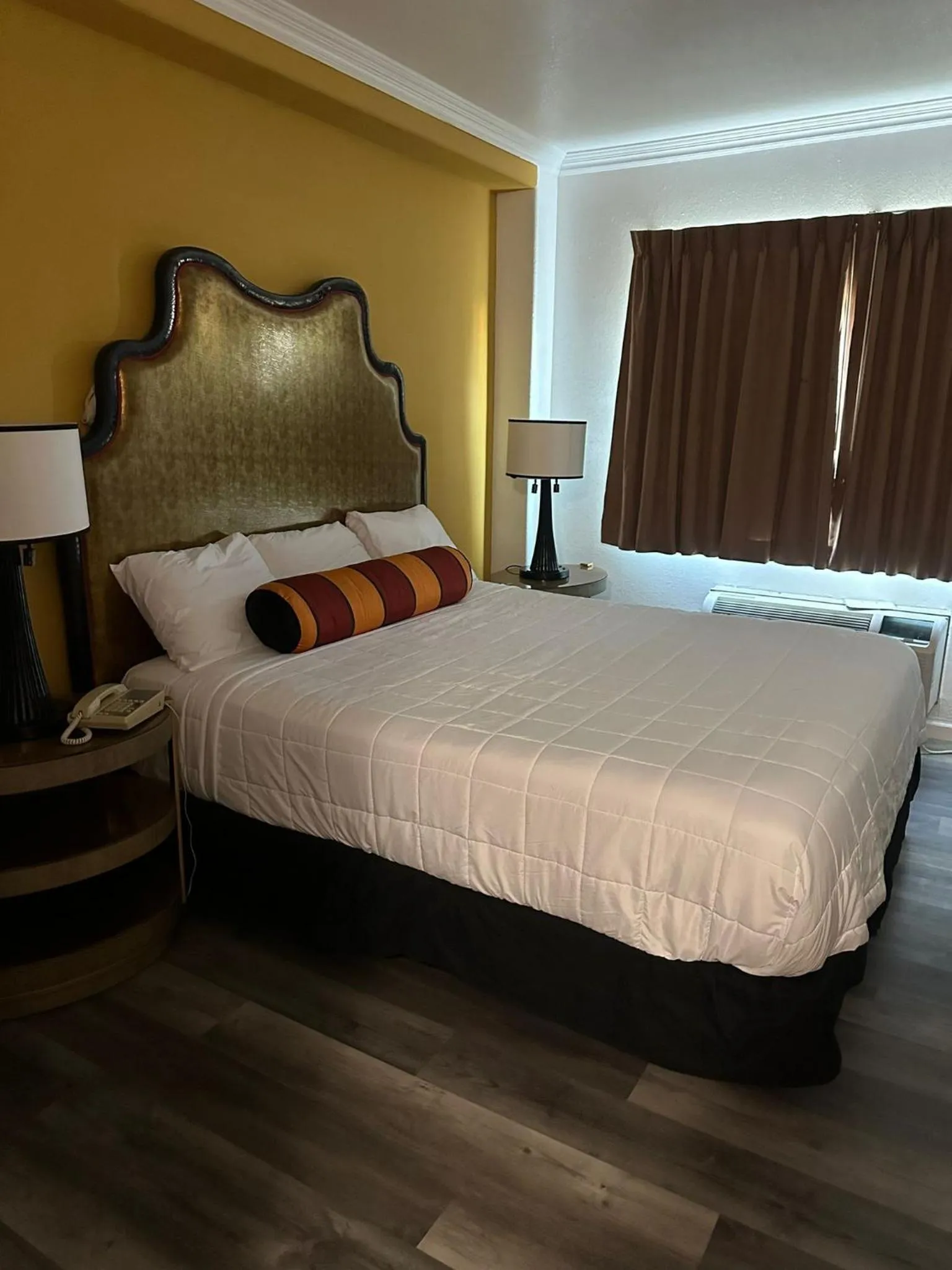 Bed in Howard Johnson by Wyndham Bakersfield