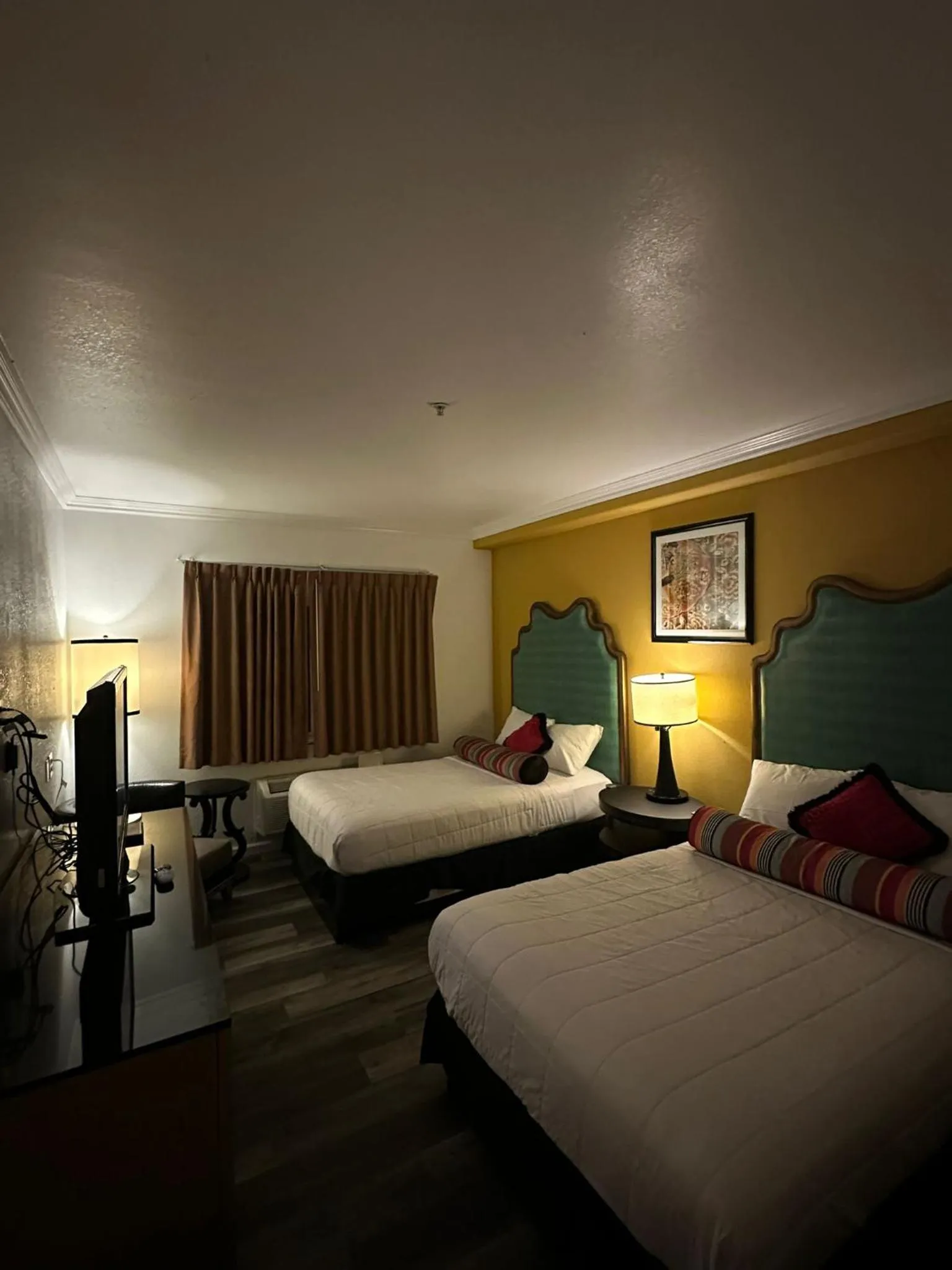 Bed in Howard Johnson by Wyndham Bakersfield