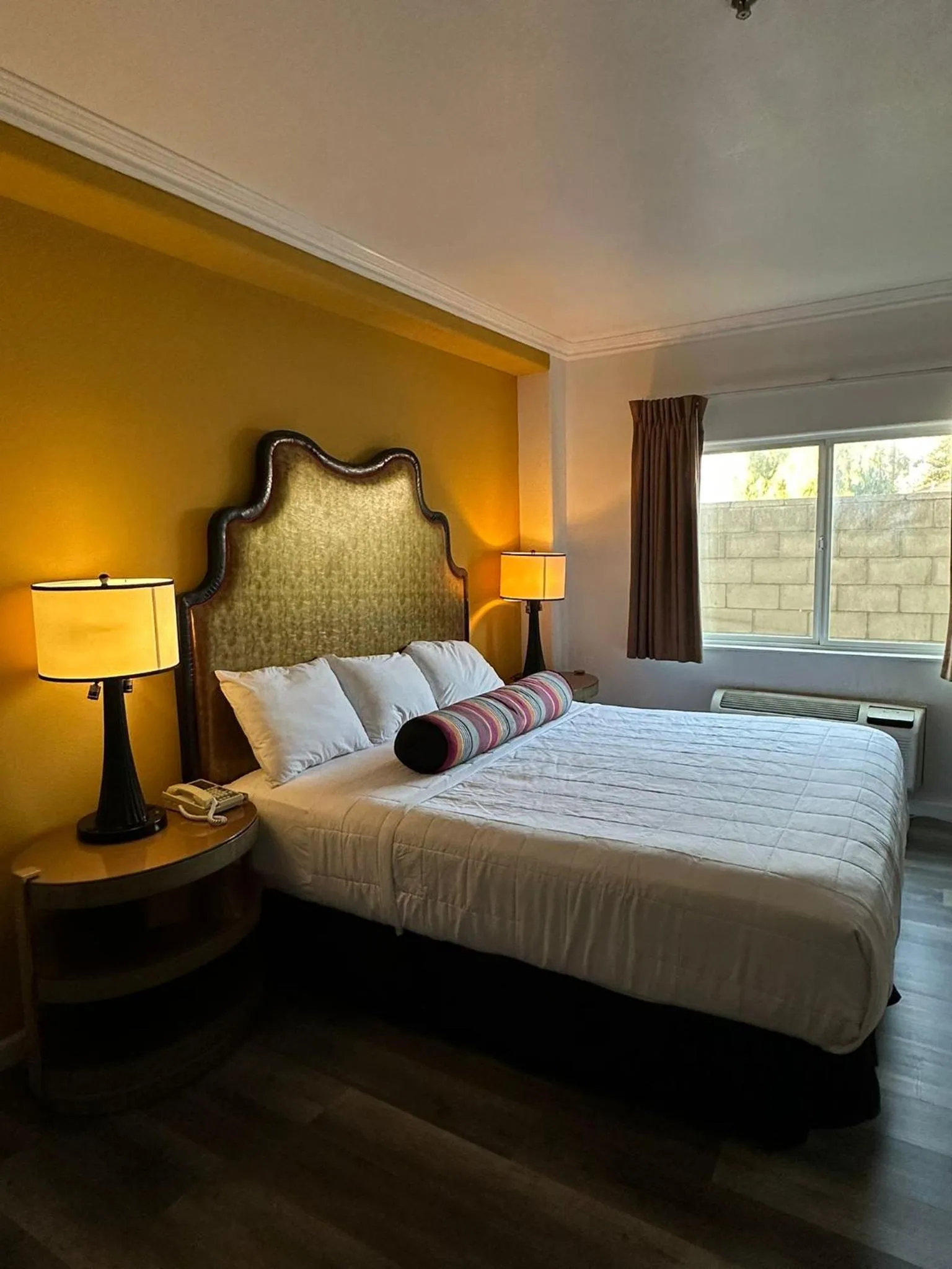 Bed in Howard Johnson by Wyndham Bakersfield