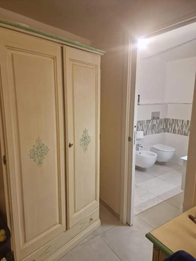 Bathroom, Bed in Hotel La Palma