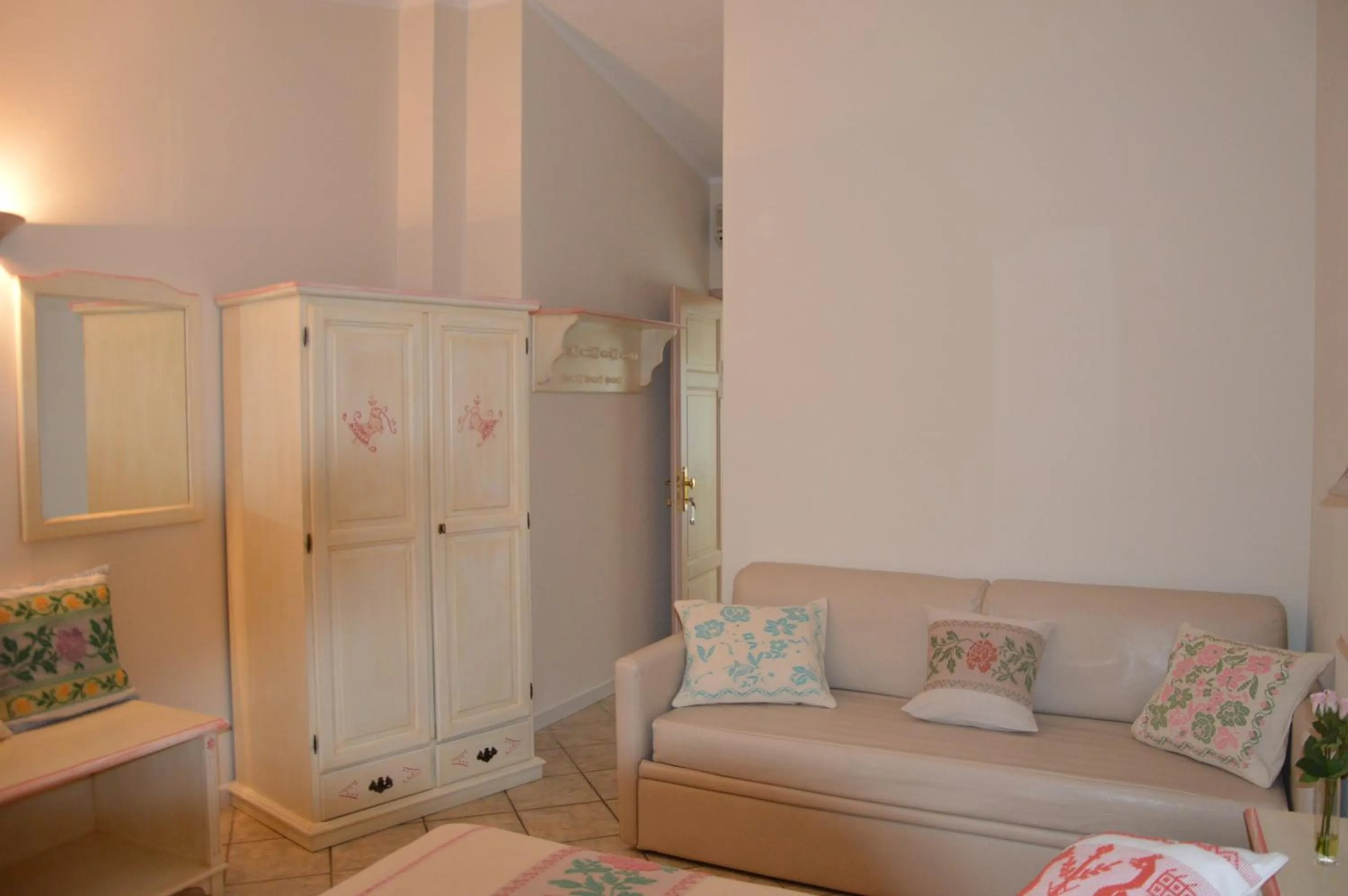 Seating area, Bed in Hotel La Palma