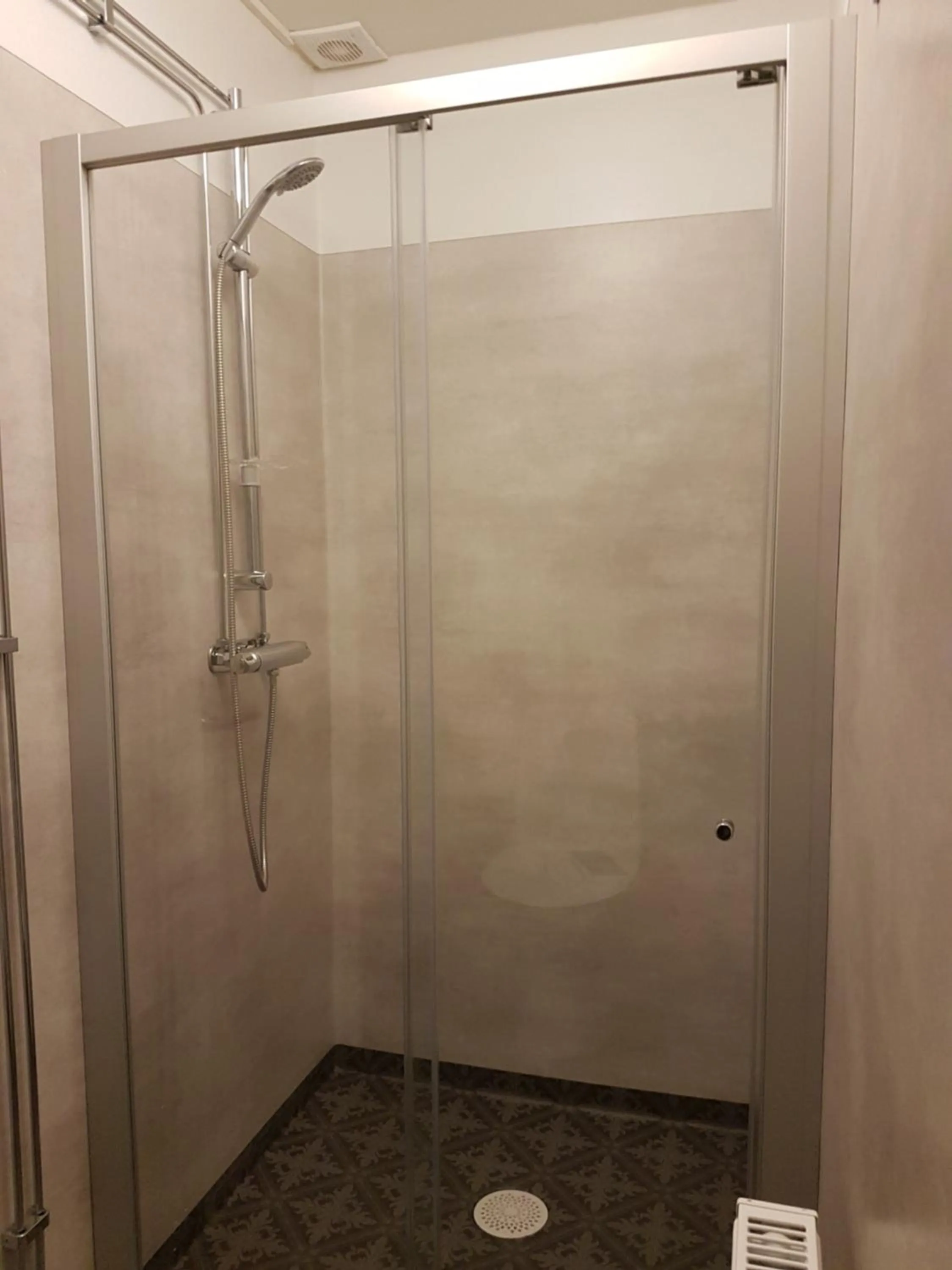 Shower in Den Sovande Älgen