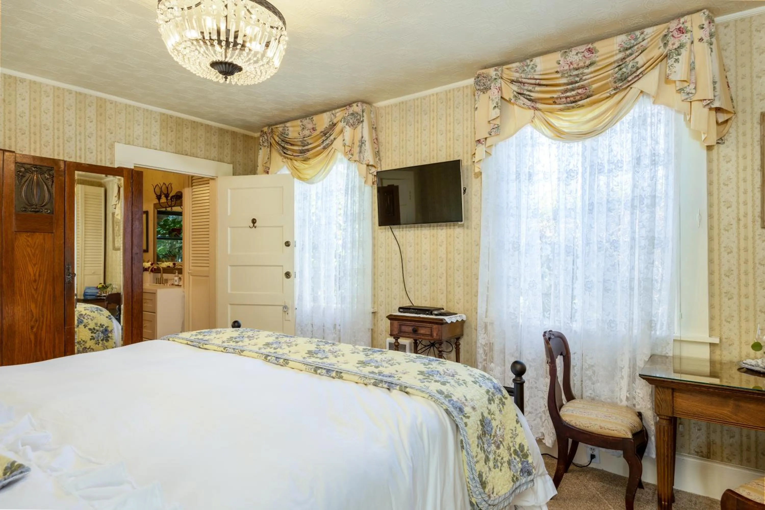 Bed in Mill Rose Inn