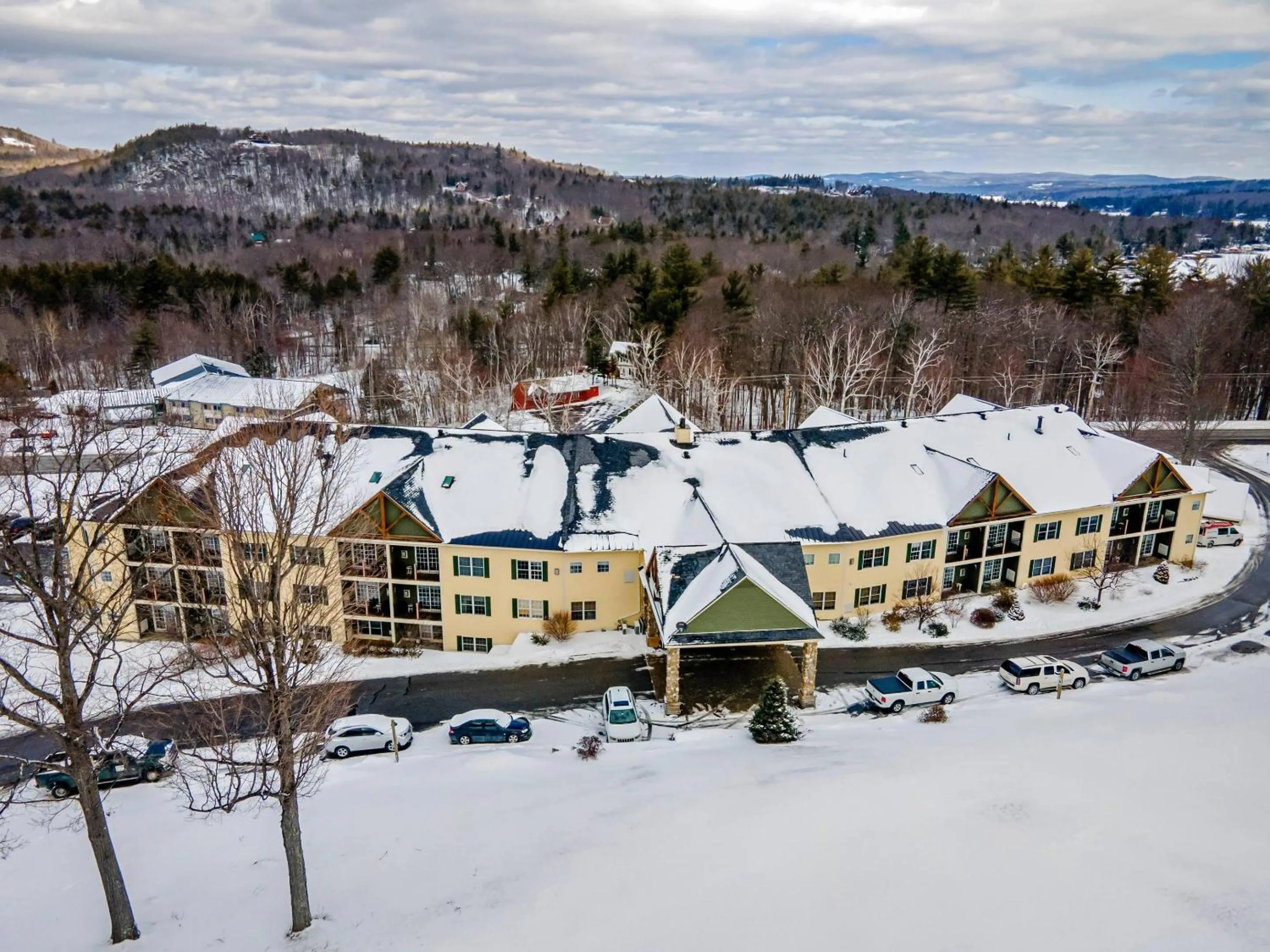 Property building in Mountain Edge Suites at Sunapee, an Ascend Collection Hotel