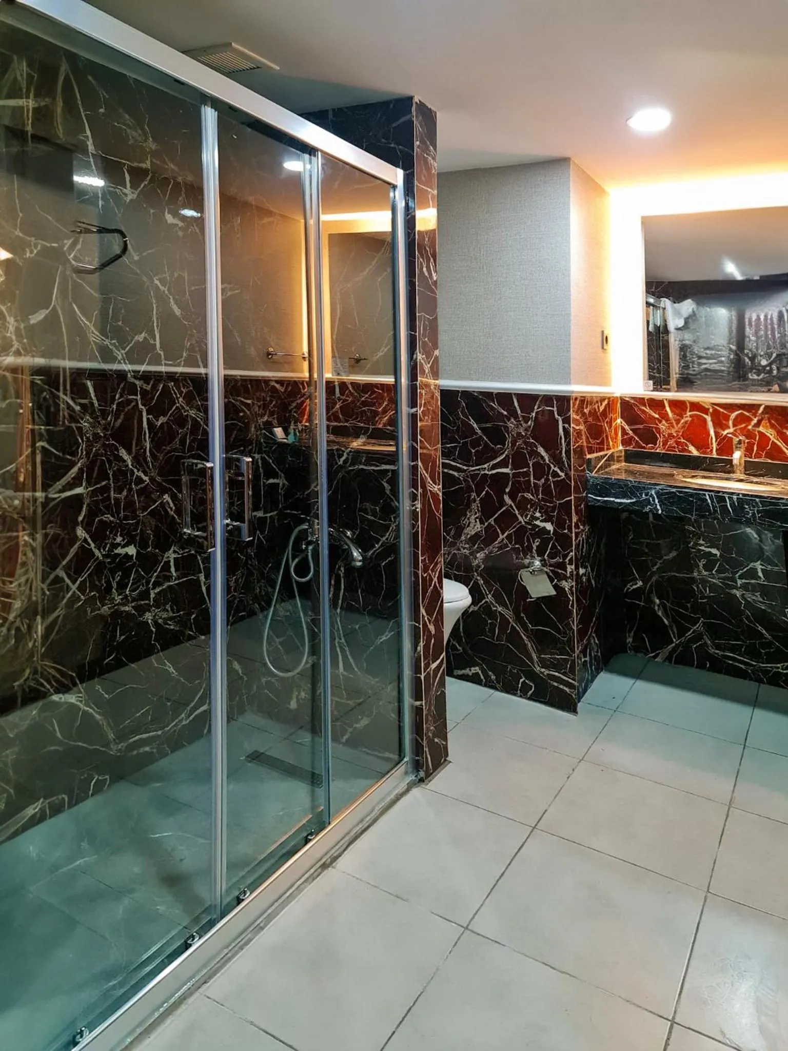 Shower in Suhan Cappadocia Hotel & Spa