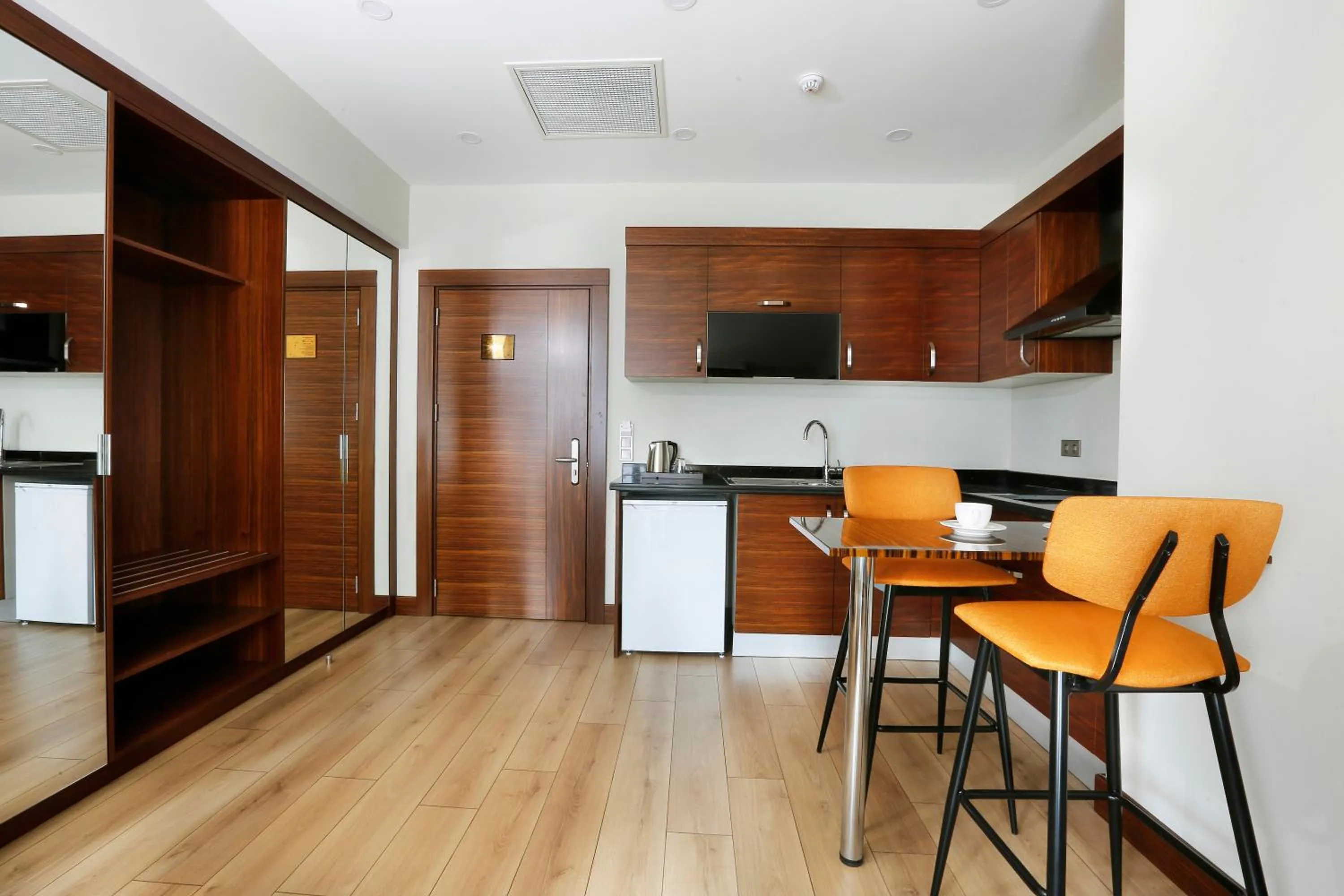 Kitchen or kitchenette in The White Orient Hotel