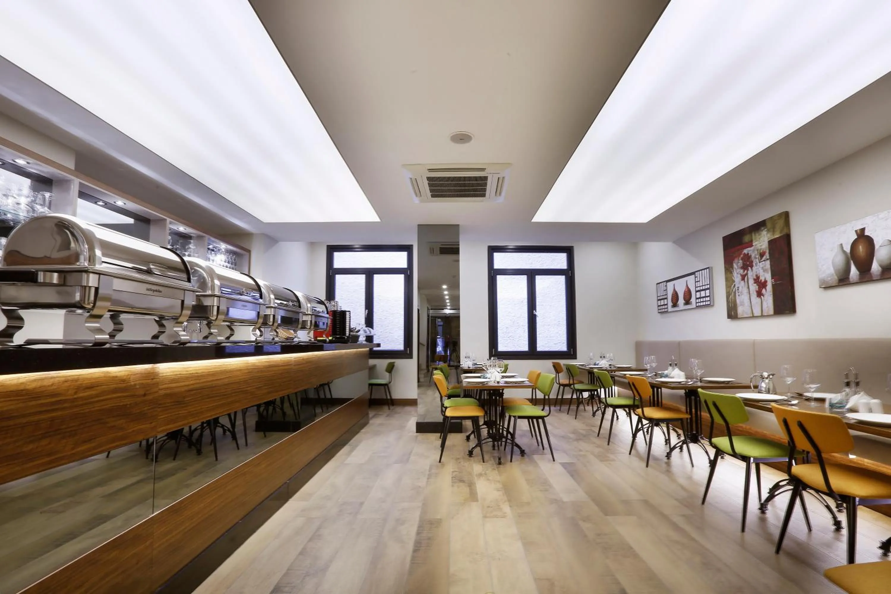 Restaurant/places to eat in The White Orient Hotel