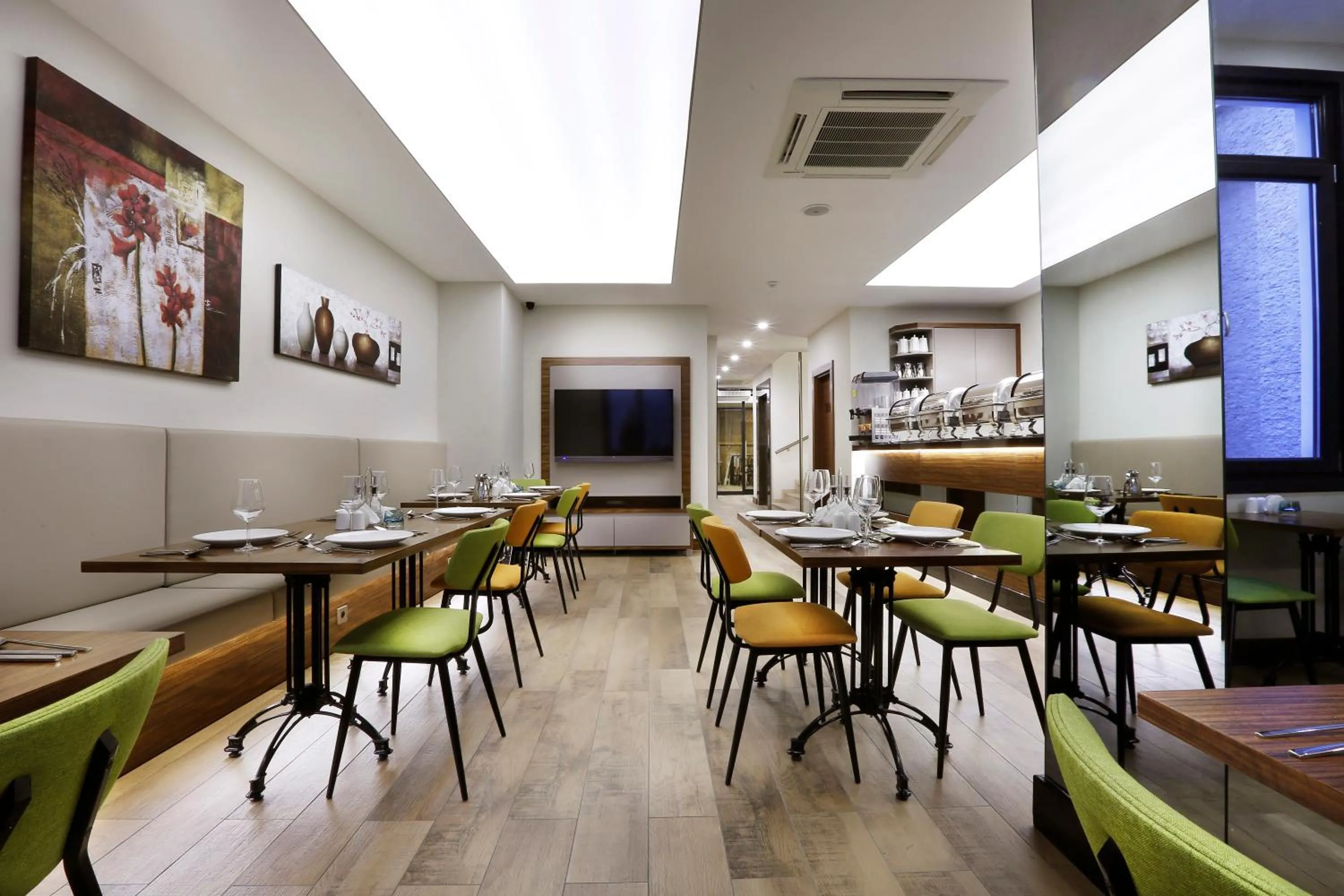 Restaurant/places to eat in The White Orient Hotel