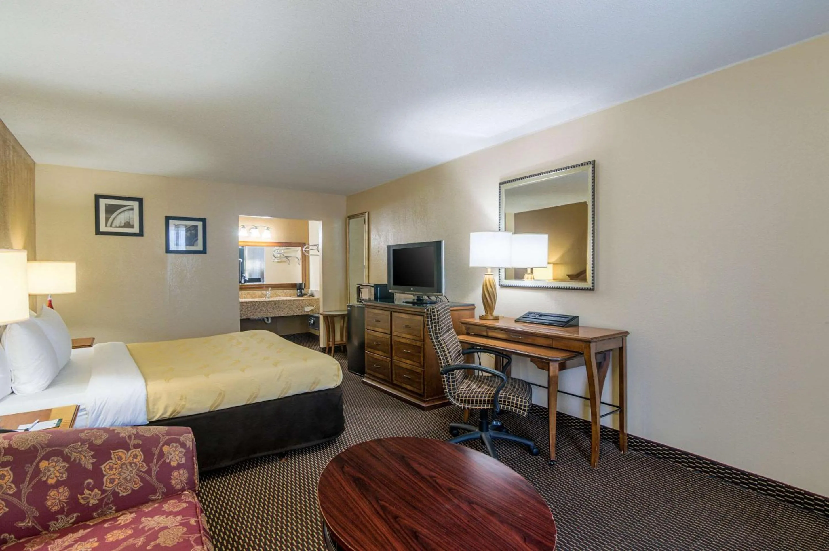 Photo of the whole room in Quality Inn Shawnee I-40