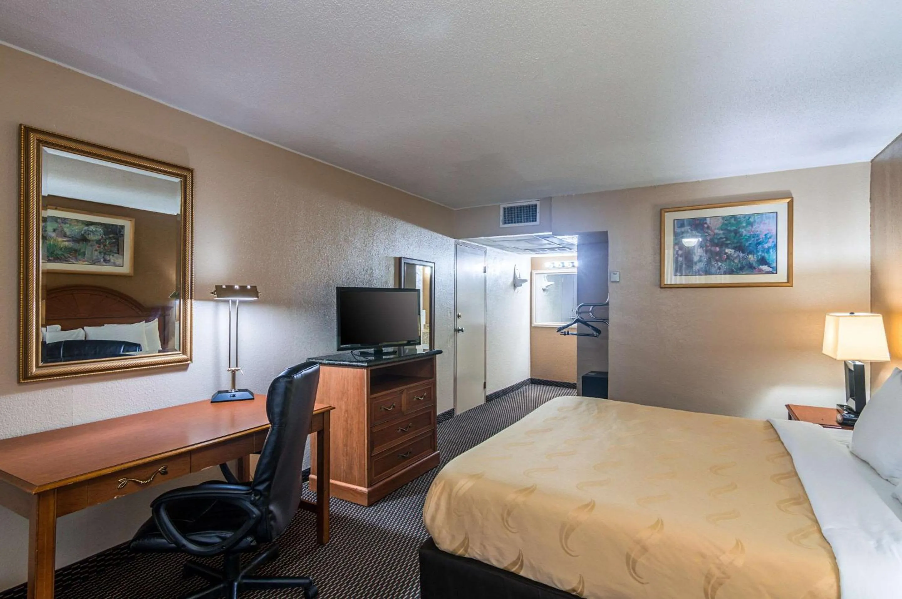 Photo of the whole room, TV/Entertainment Center in Quality Inn Shawnee I-40