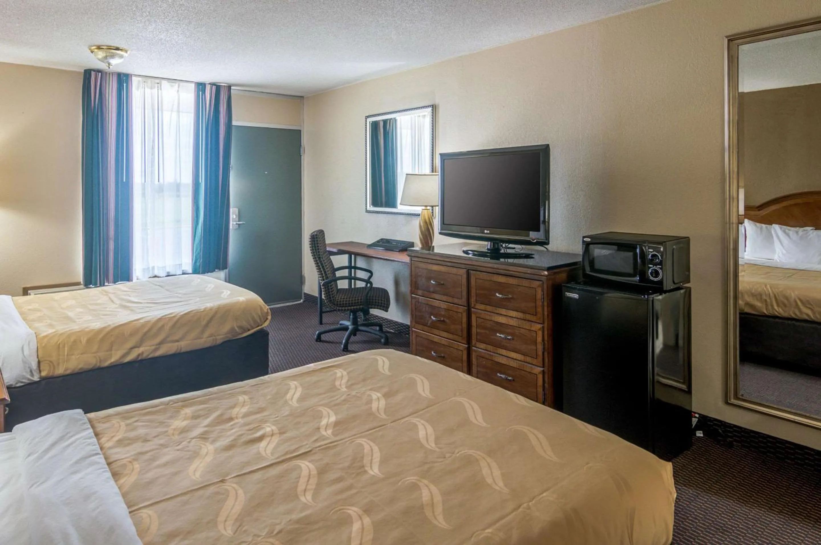 Photo of the whole room, TV/Entertainment Center in Quality Inn Shawnee I-40