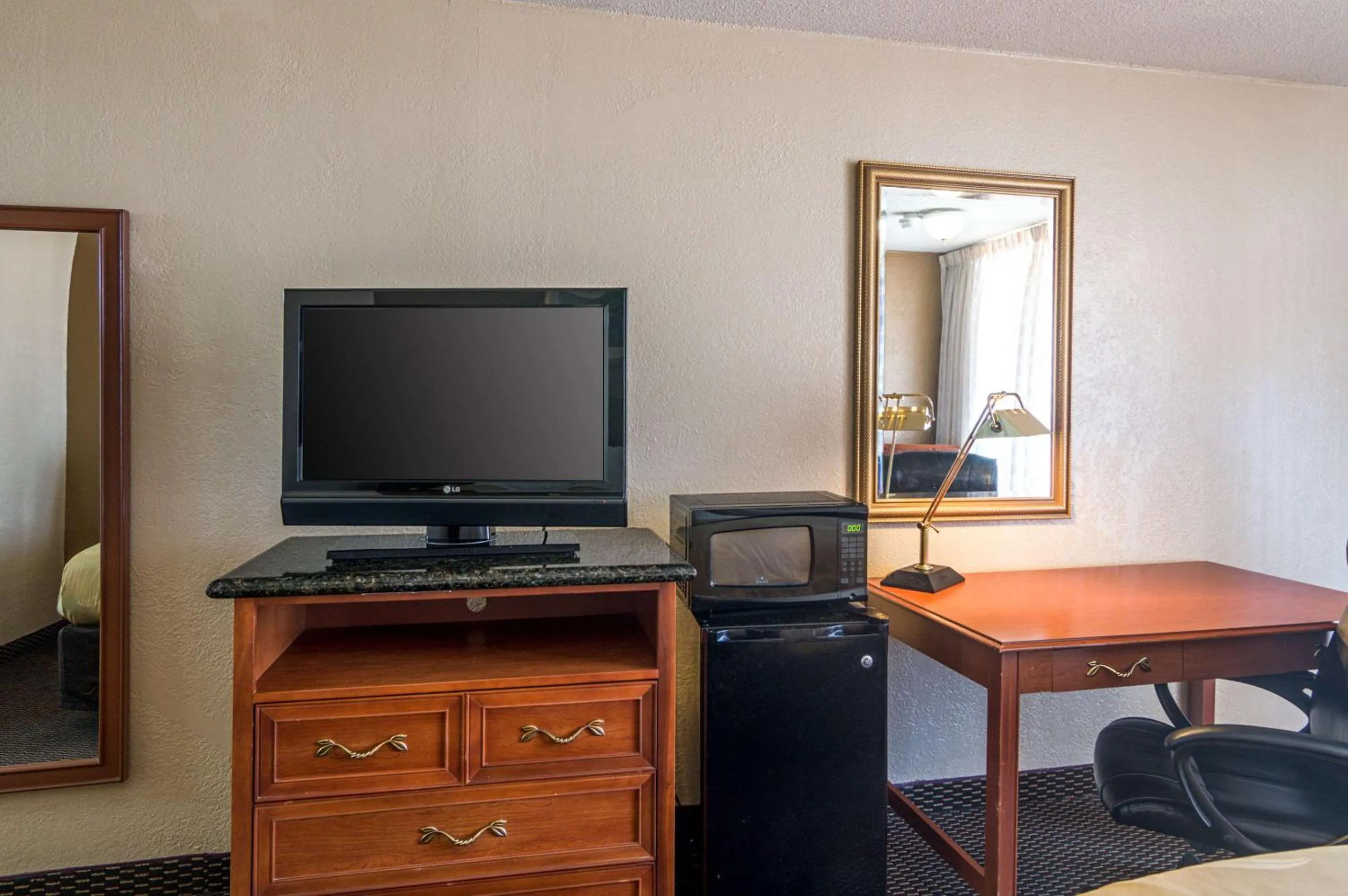 Photo of the whole room, TV/Entertainment Center in Quality Inn Shawnee I-40