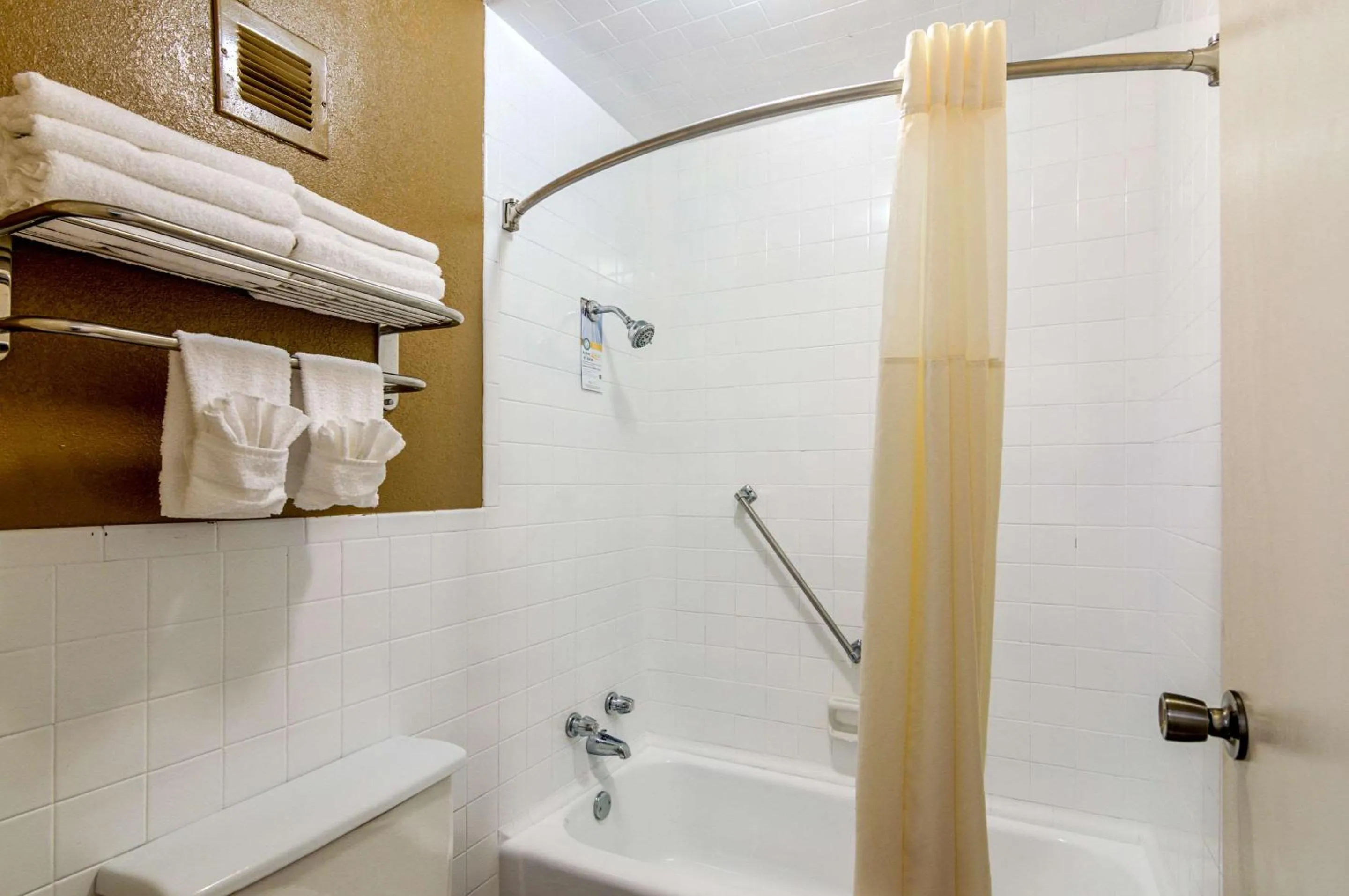 Bathroom in Quality Inn Shawnee I-40