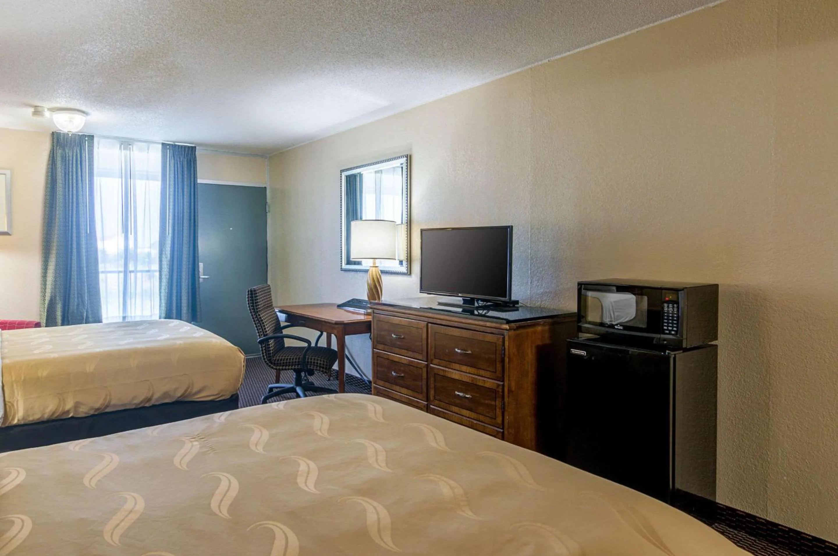 Photo of the whole room, TV/Entertainment Center in Quality Inn Shawnee I-40