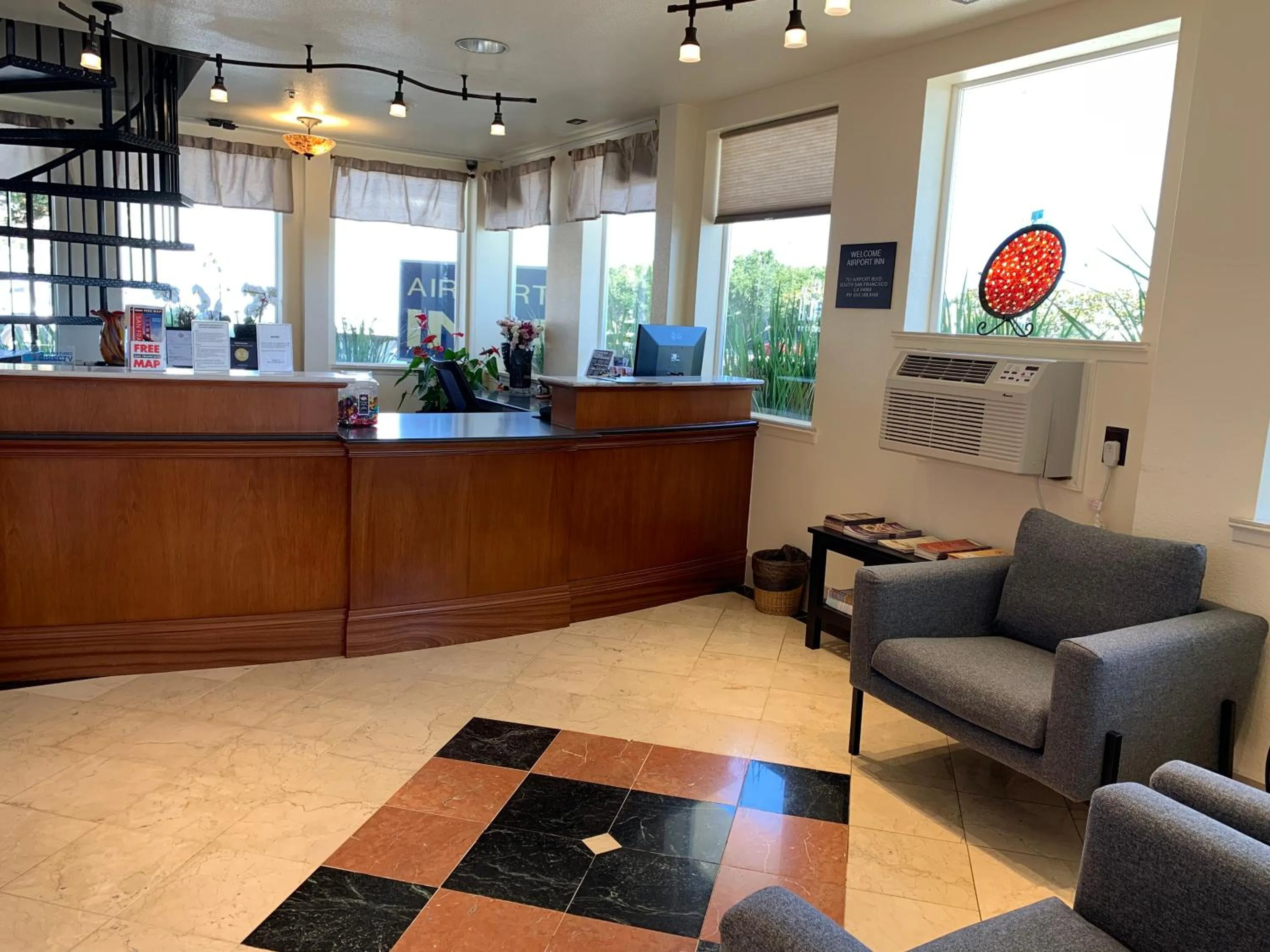 Lobby or reception in Airport Inn