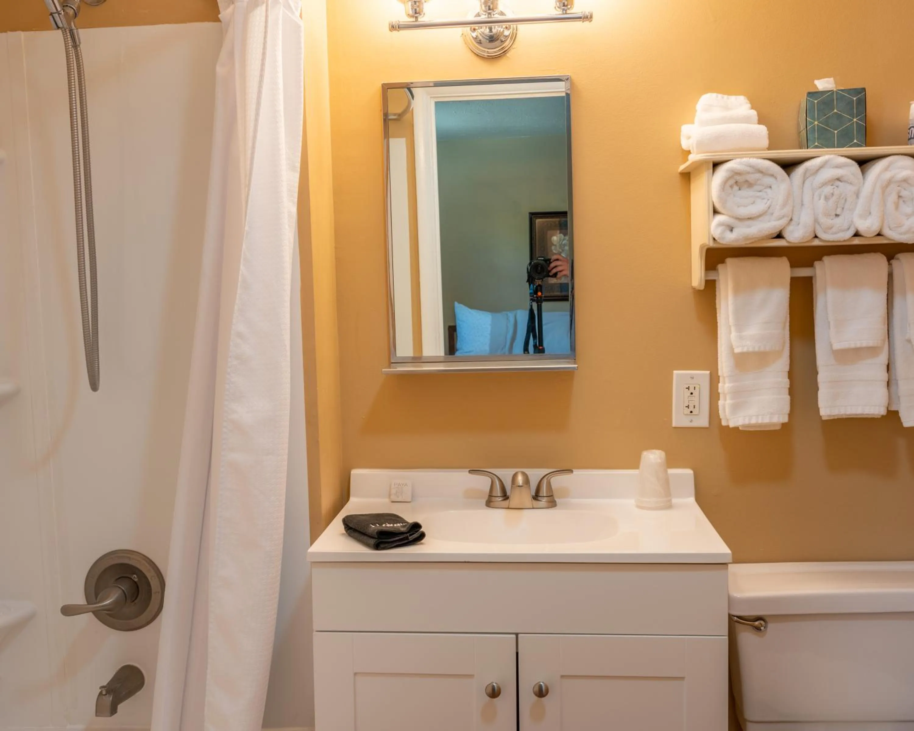 Bathroom in Oregon Trail Inn