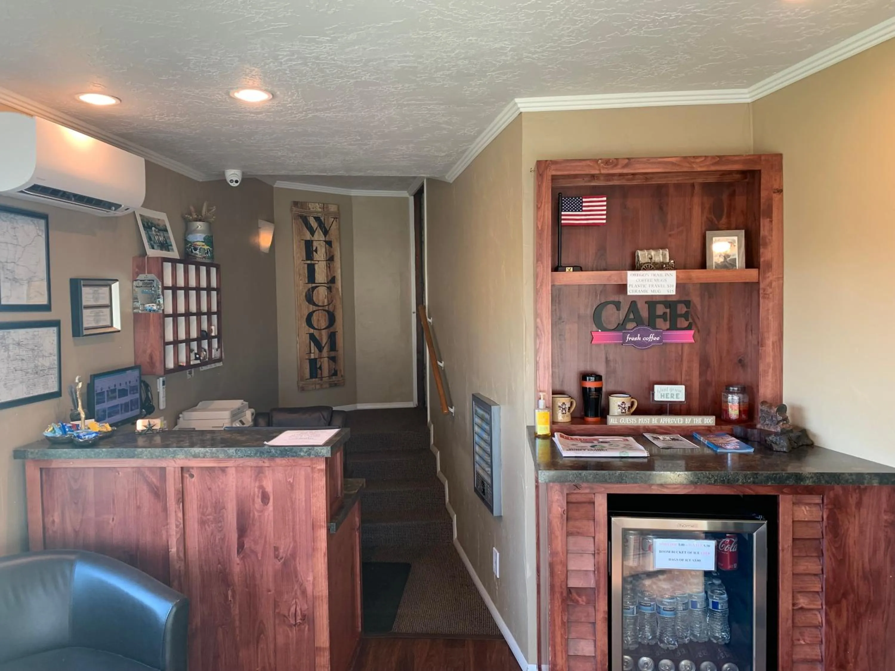 Lobby or reception in Oregon Trail Inn