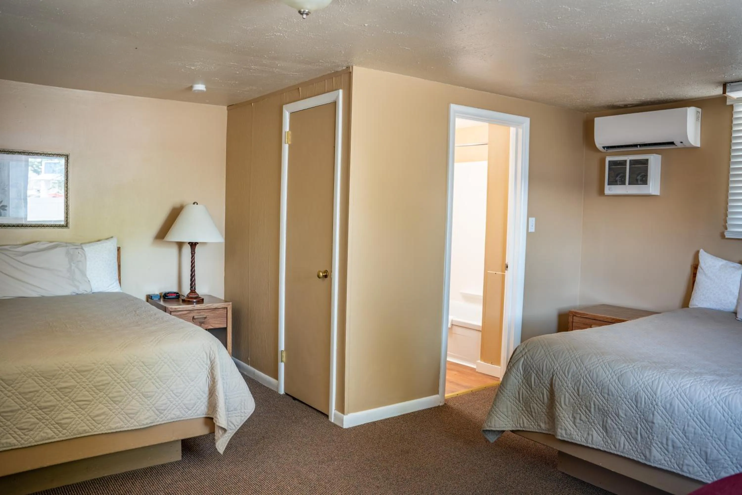 Bed in Oregon Trail Inn