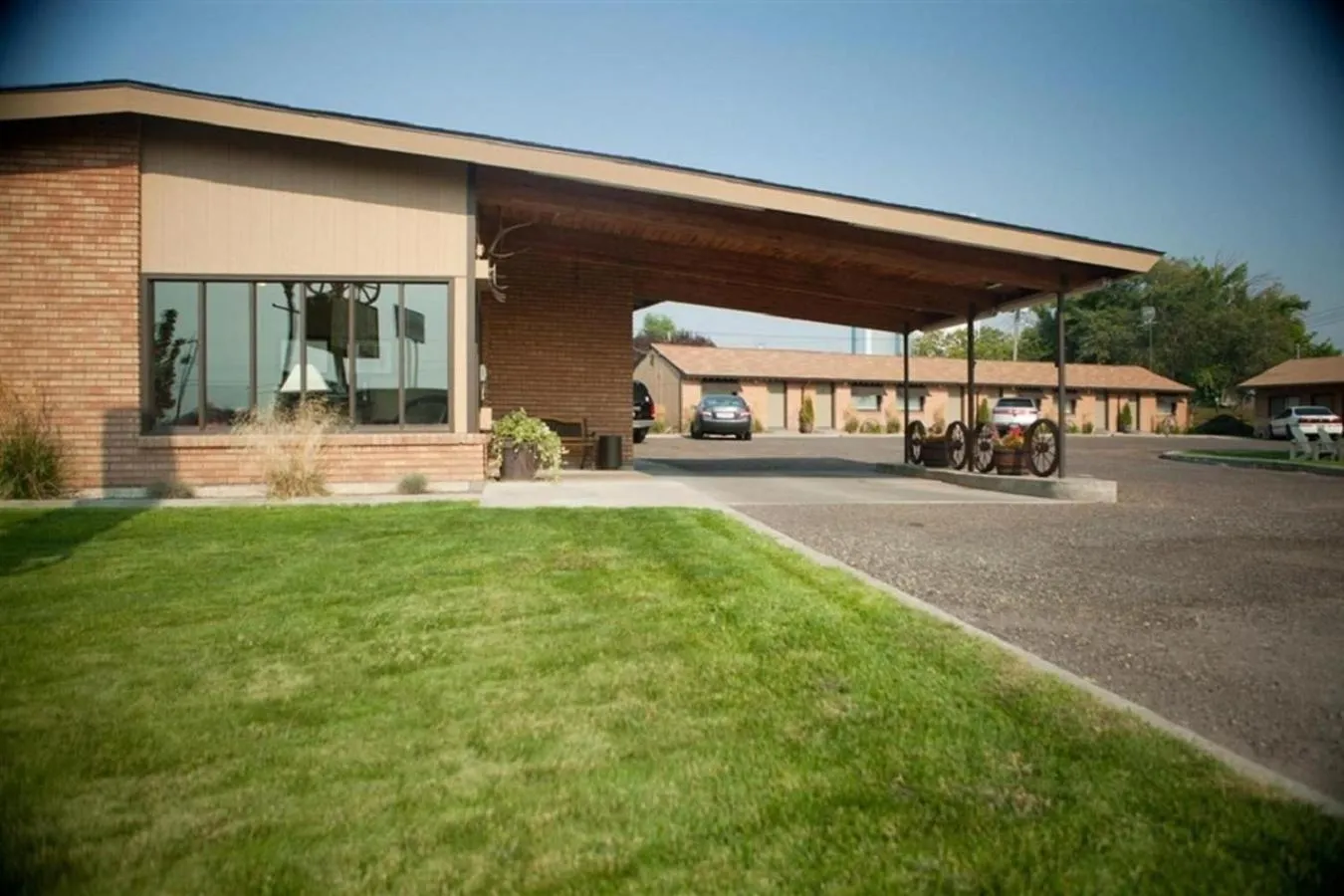 Facade/entrance in Oregon Trail Inn