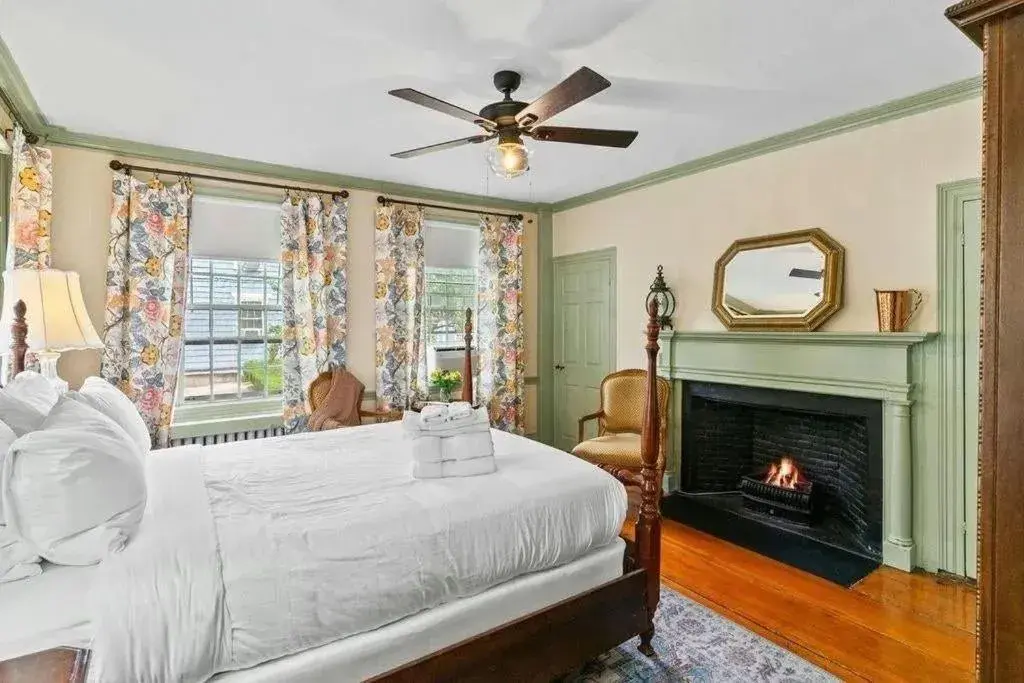 Queen Room in William's Grant Inn Bed and Breakfast Queen Room in William's Grant Inn Bed and Breakfast