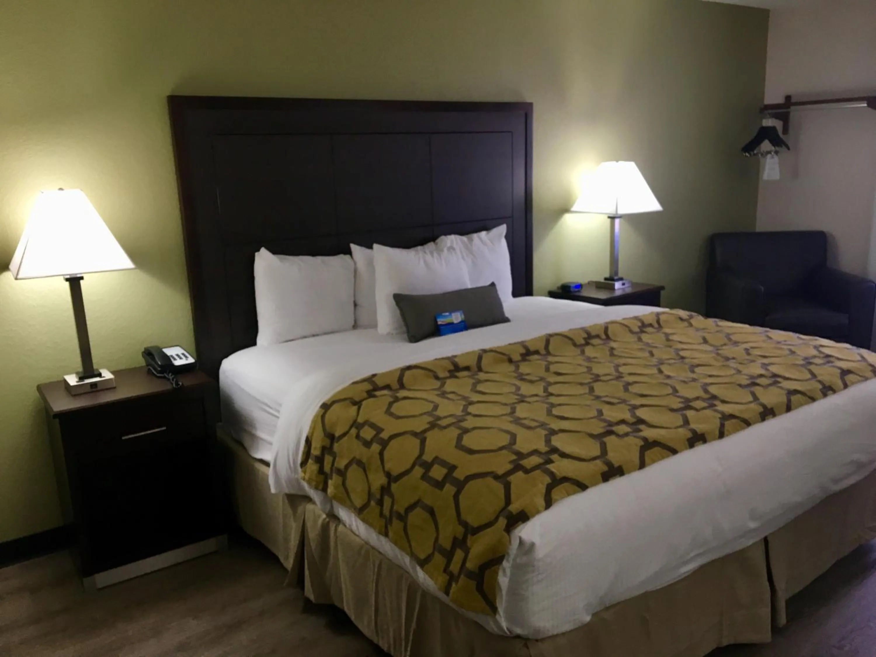 Bed in Baymont by Wyndham Phoenix I-10 near 51st Ave