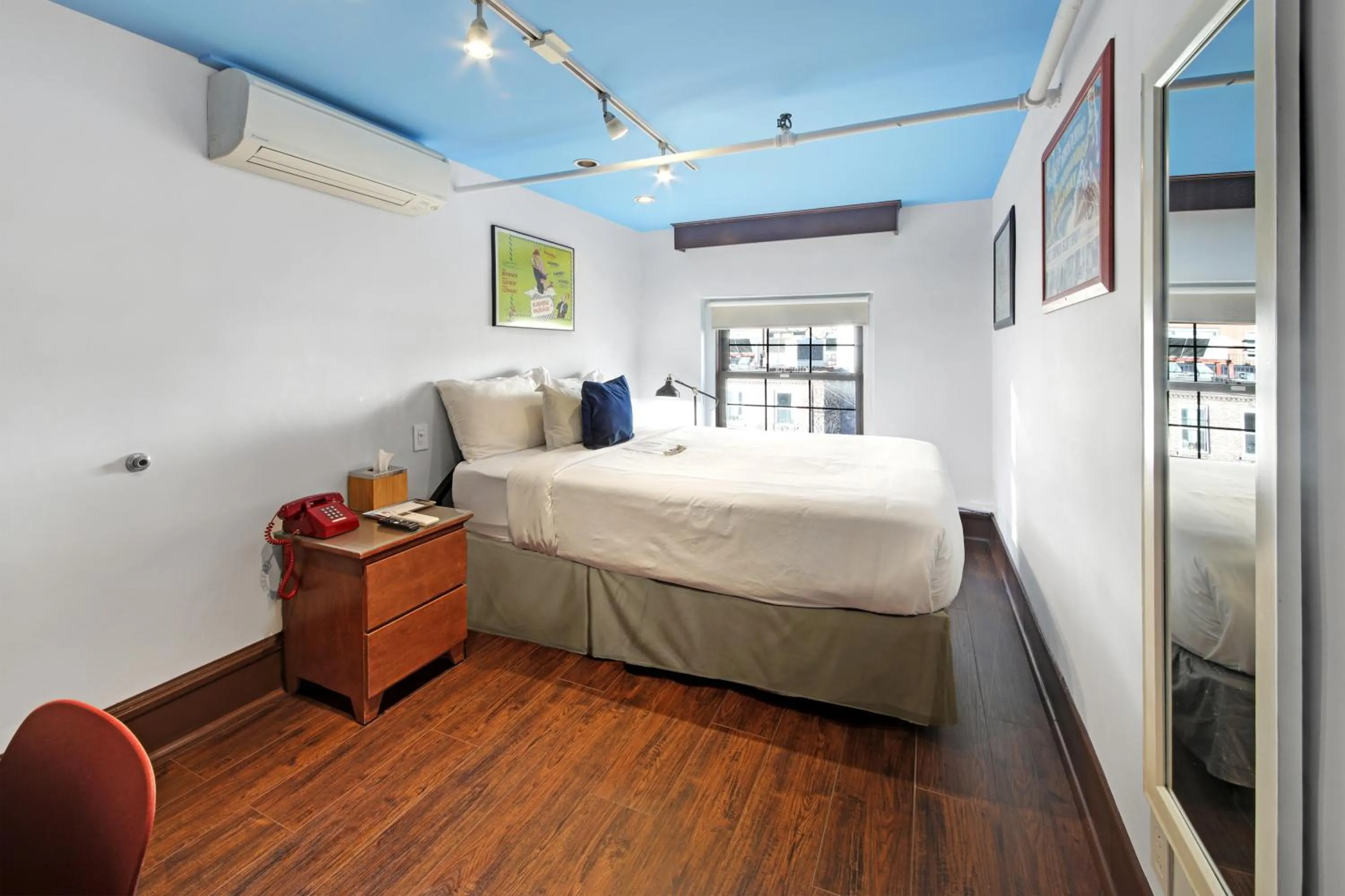 Bed in Chelsea Pines Inn