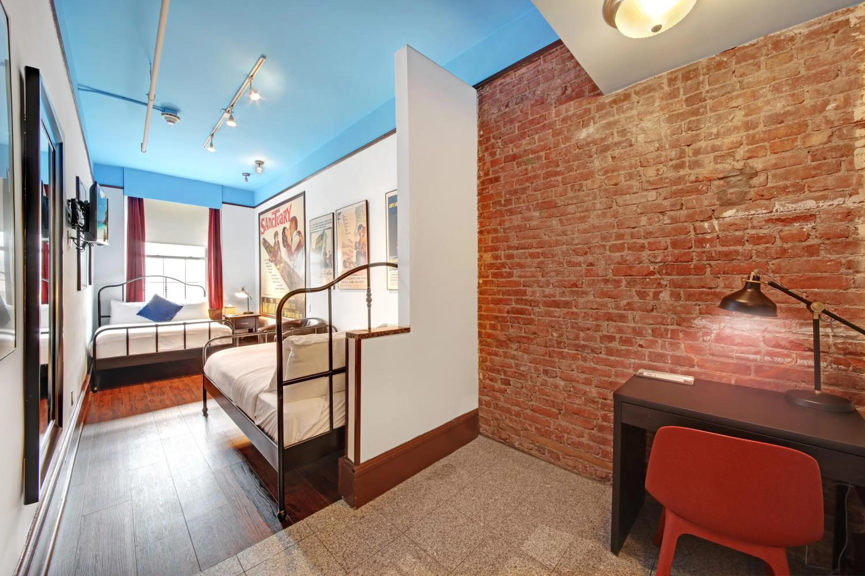 Bed in Chelsea Pines Inn