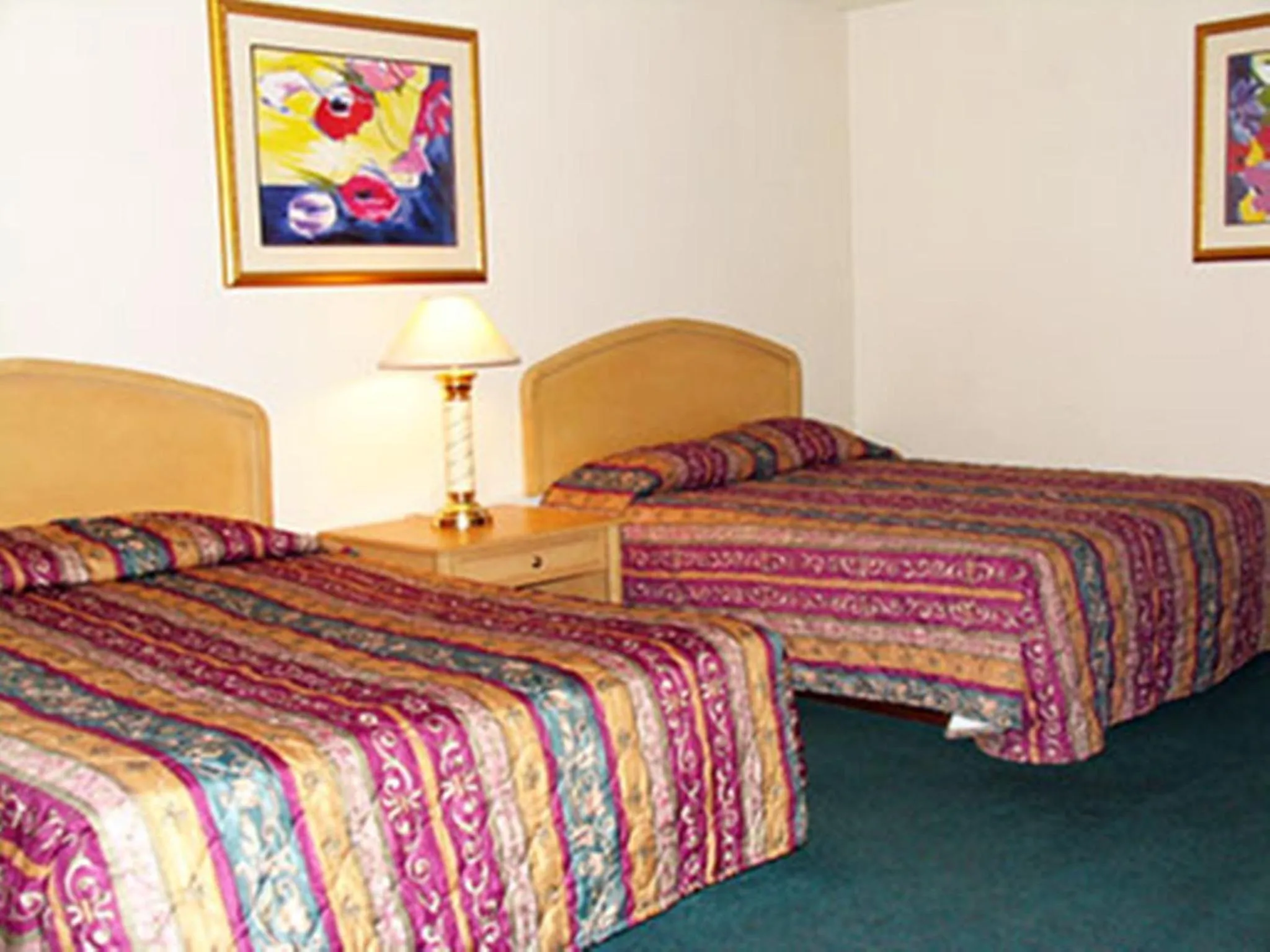 Bed in El Rancho Motel Lodi