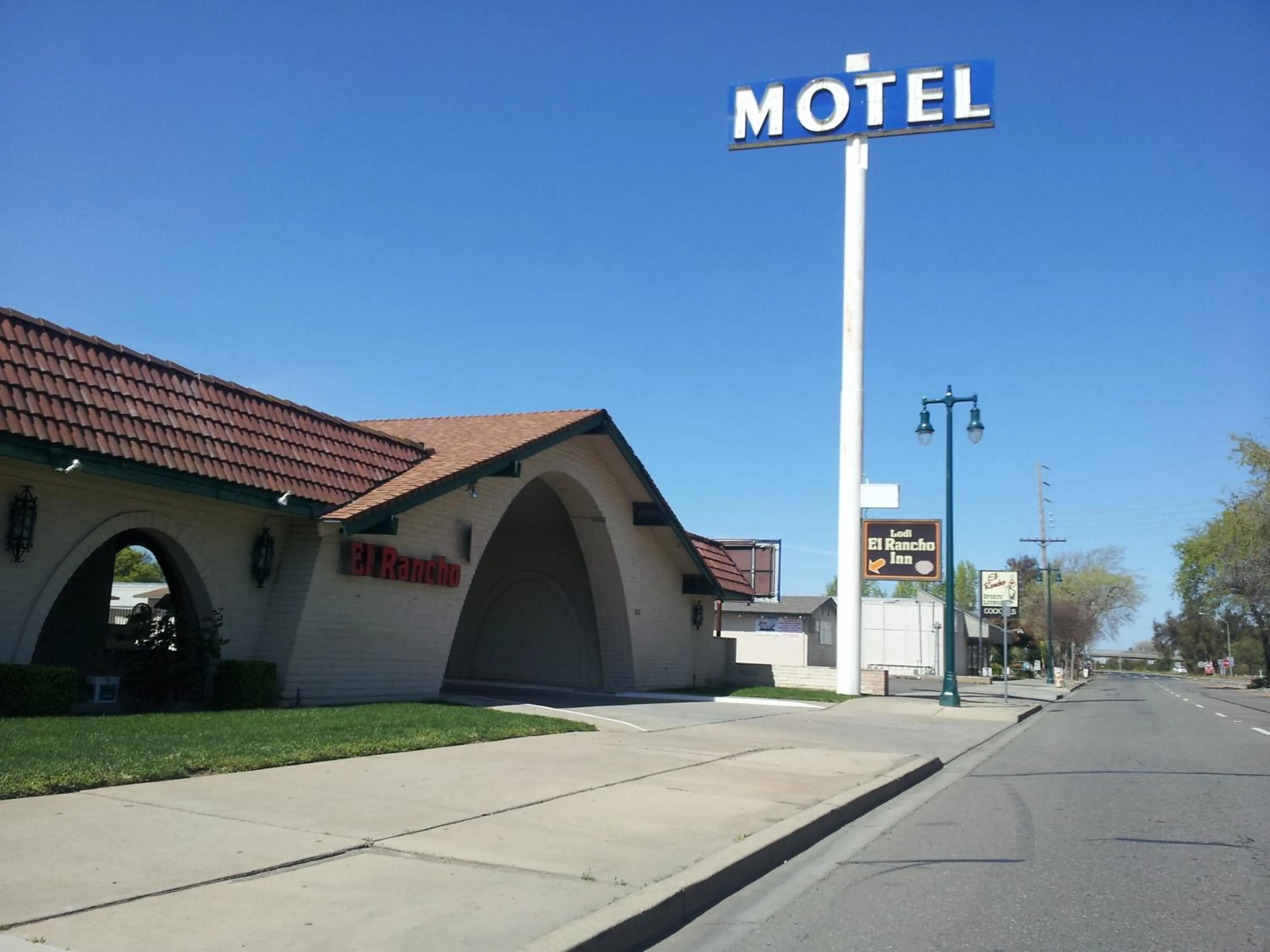 Facade/entrance in El Rancho Motel Lodi